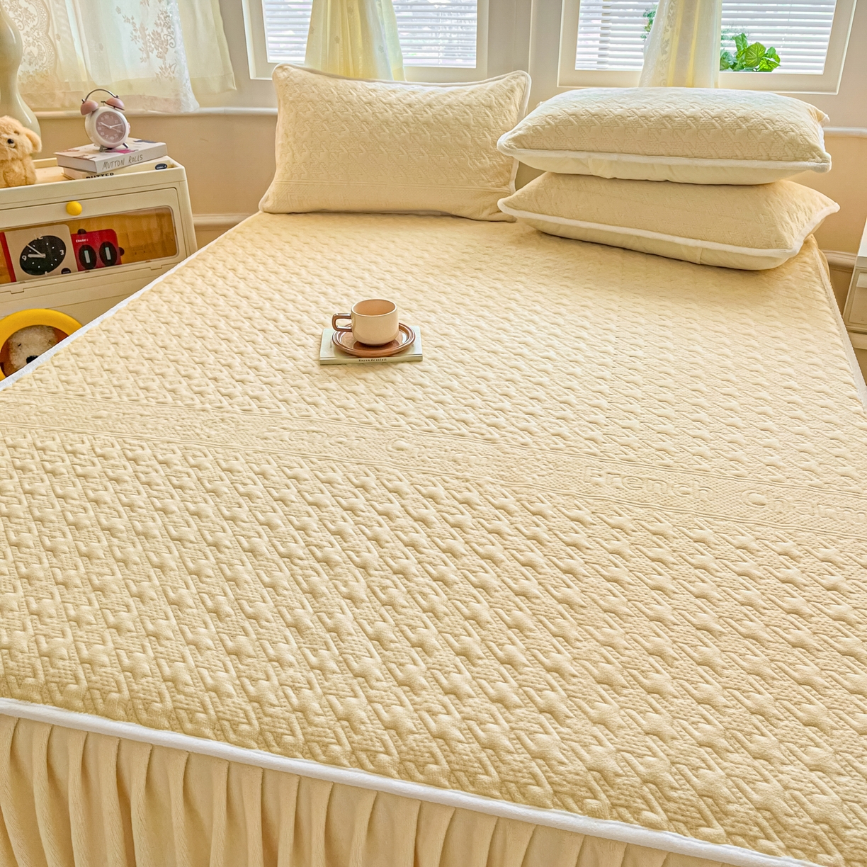 91家纺网 家纺一手货源 找家纺 卡伦家纺 2025新款抗菌雕花牛奶绒千鸟格夹棉床裙系列 千鸟格床笠-黄