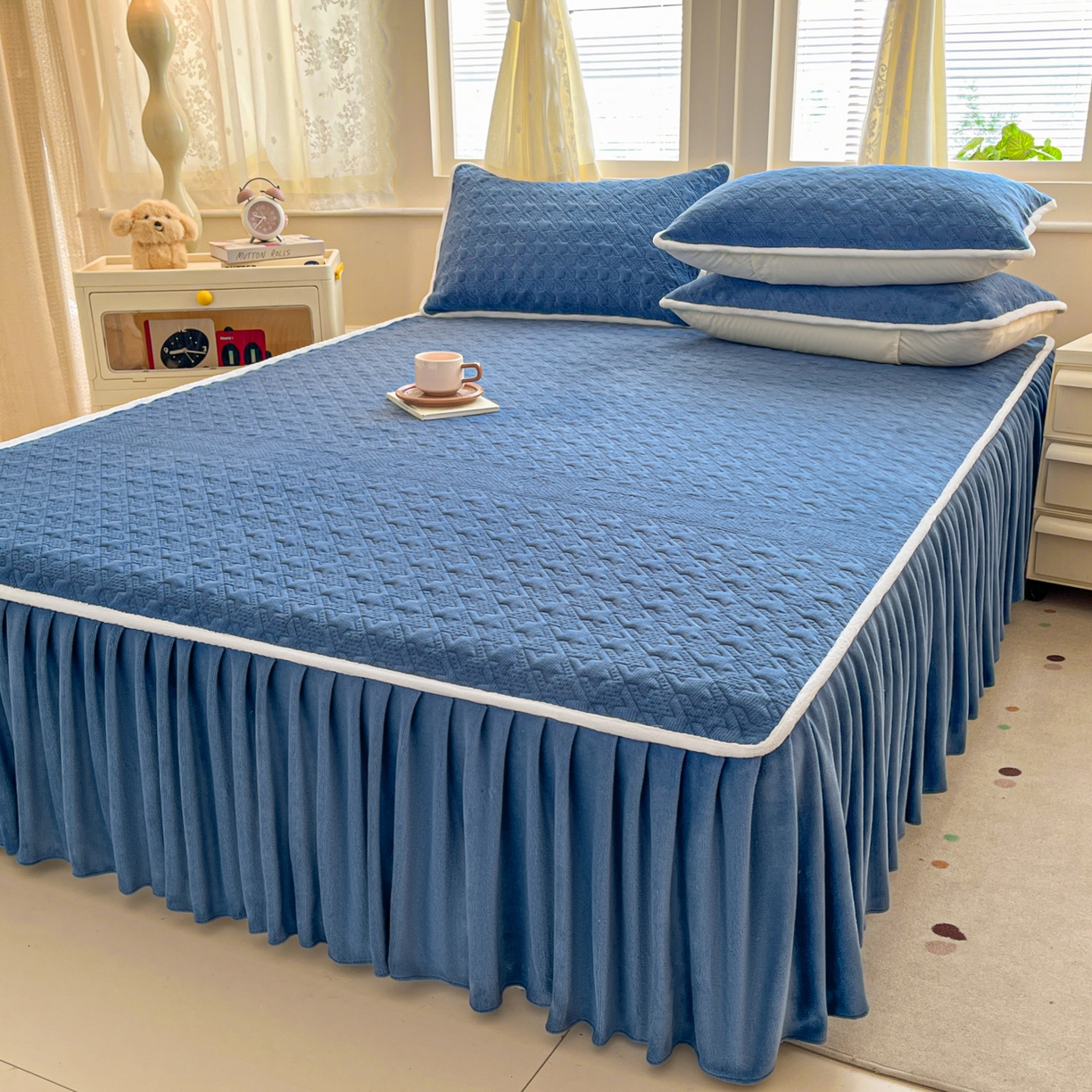 91家纺网 家纺一手货源 找家纺 卡伦家纺 2025新款抗菌雕花牛奶绒千鸟格夹棉床裙系列 千鸟格床笠-蓝