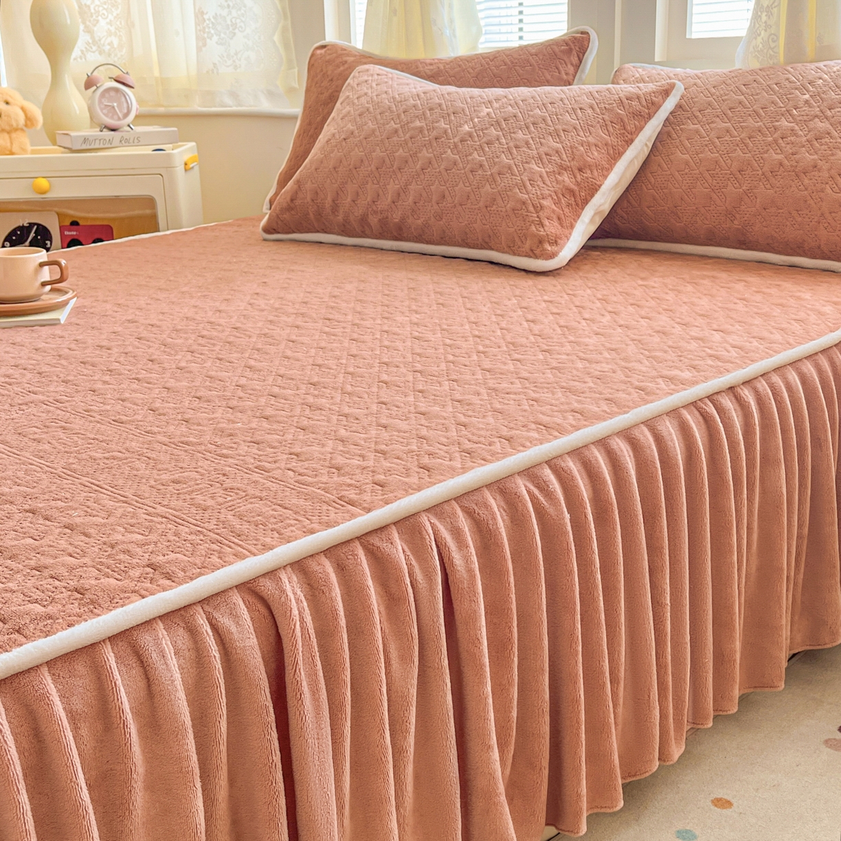 91家纺网 家纺一手货源 找家纺 卡伦家纺 2025新款抗菌雕花牛奶绒千鸟格夹棉床裙系列 千鸟格床笠-暖橙