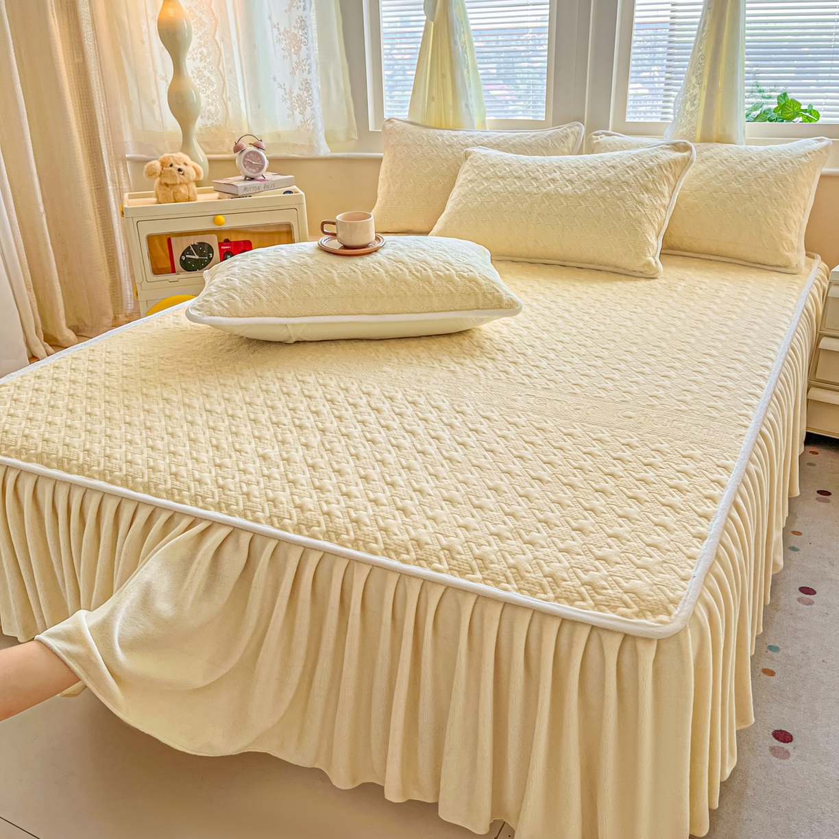 91家纺网 家纺一手货源 找家纺 卡伦家纺 2025新款抗菌雕花牛奶绒千鸟格夹棉床裙系列 千鸟格床笠-黄