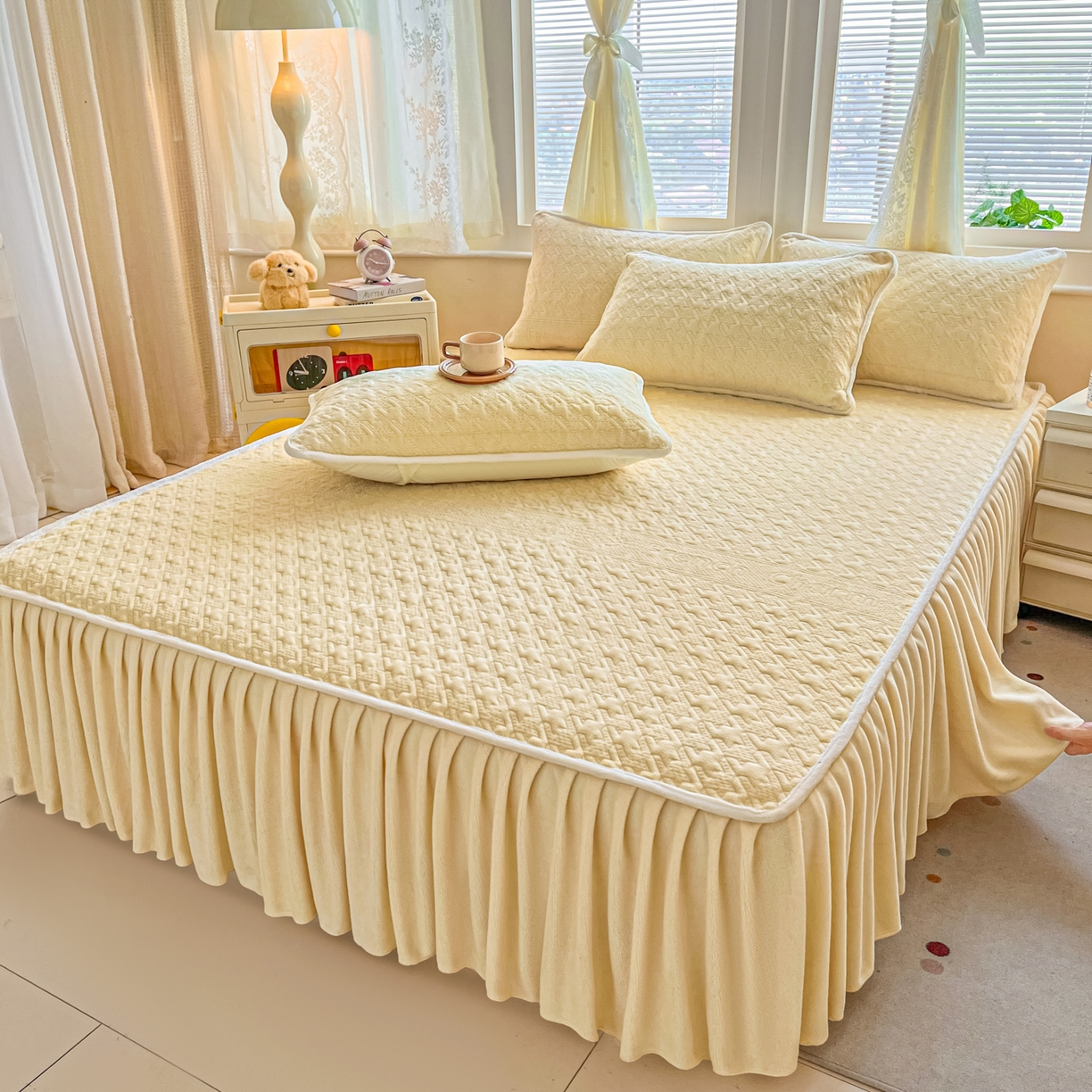 91家纺网 家纺一手货源 找家纺 卡伦家纺 2025新款抗菌雕花牛奶绒千鸟格夹棉床裙系列 千鸟格床笠-黄