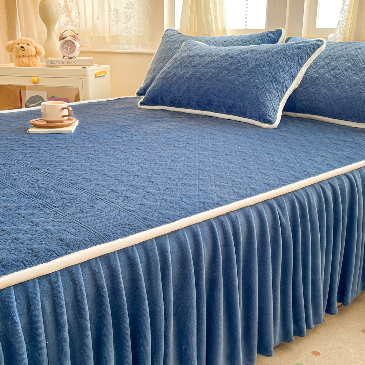 91家纺网 家纺一手货源 找家纺 卡伦家纺 2025新款抗菌雕花牛奶绒千鸟格夹棉床裙系列 千鸟格床笠-蓝