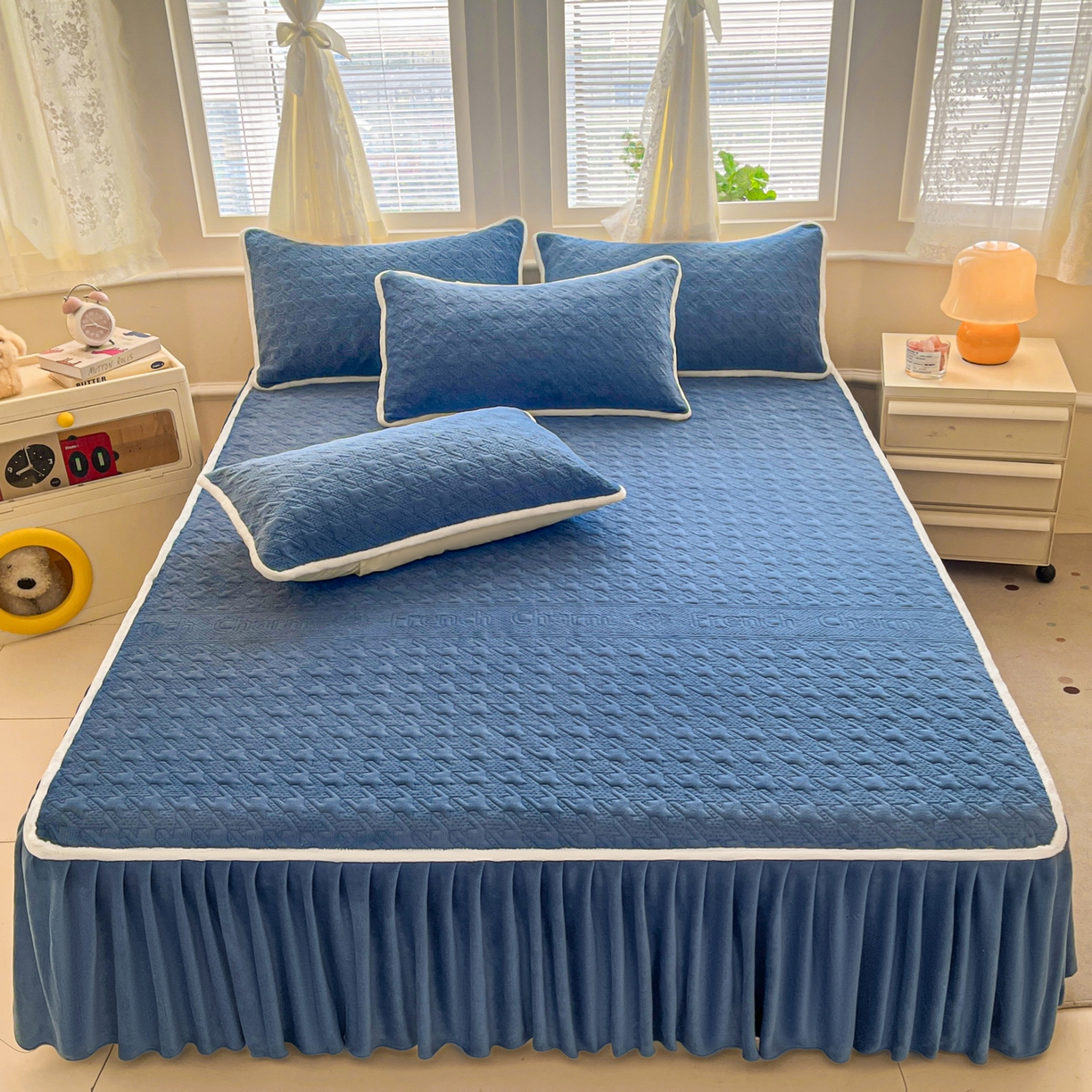 91家纺网 家纺一手货源 找家纺 卡伦家纺 2025新款抗菌雕花牛奶绒千鸟格夹棉床裙系列 千鸟格床笠-蓝