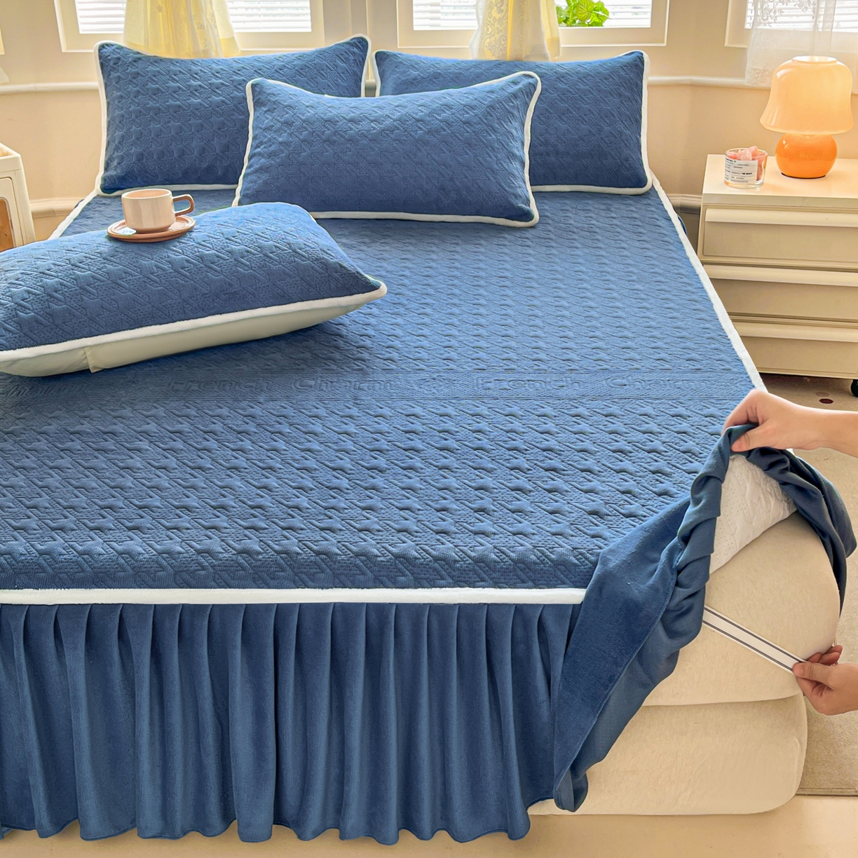 91家纺网 家纺一手货源 找家纺 卡伦家纺 2025新款抗菌雕花牛奶绒千鸟格夹棉床裙系列 千鸟格床笠-蓝