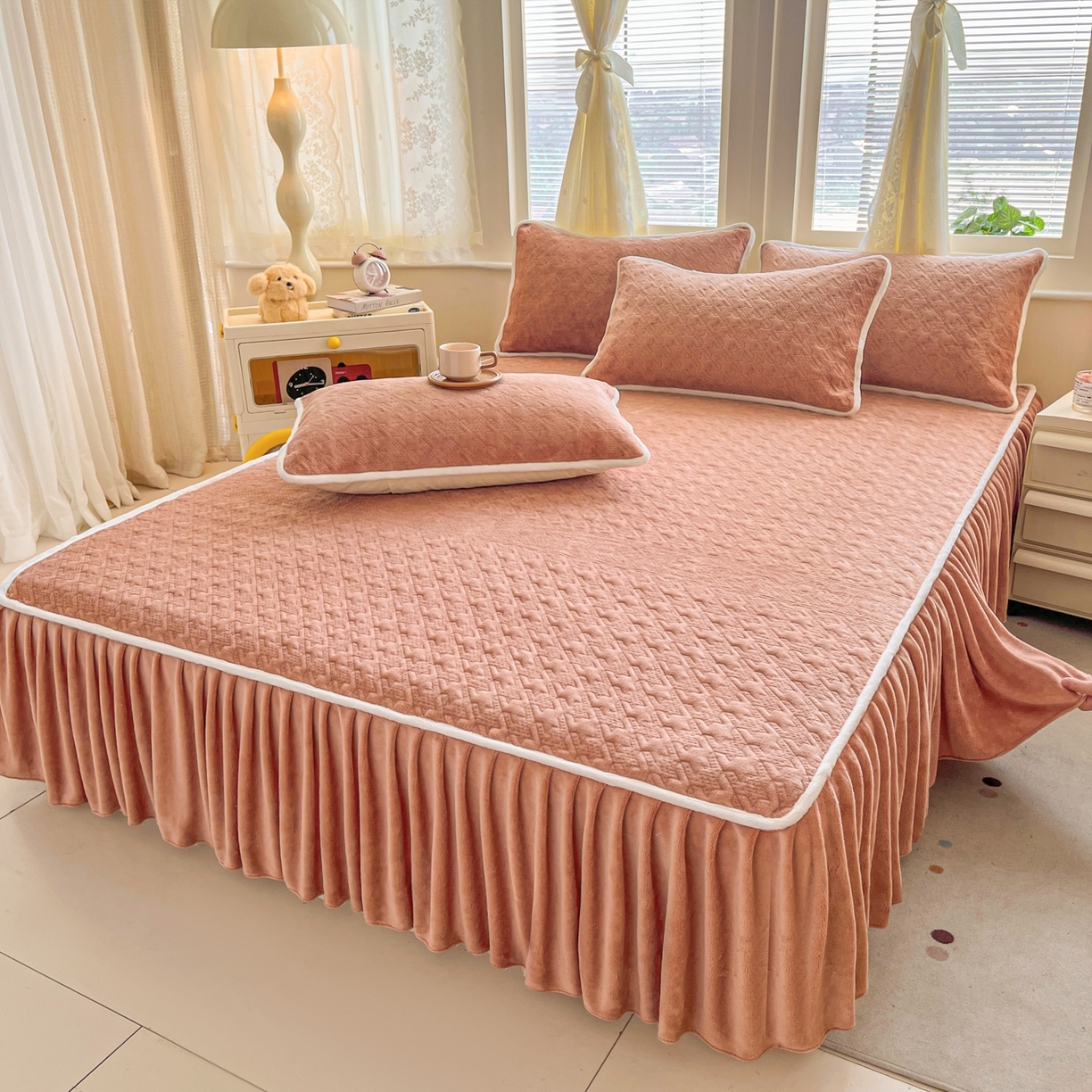 91家纺网 家纺一手货源 找家纺 卡伦家纺 2025新款抗菌雕花牛奶绒千鸟格夹棉床裙系列 千鸟格床笠-暖橙