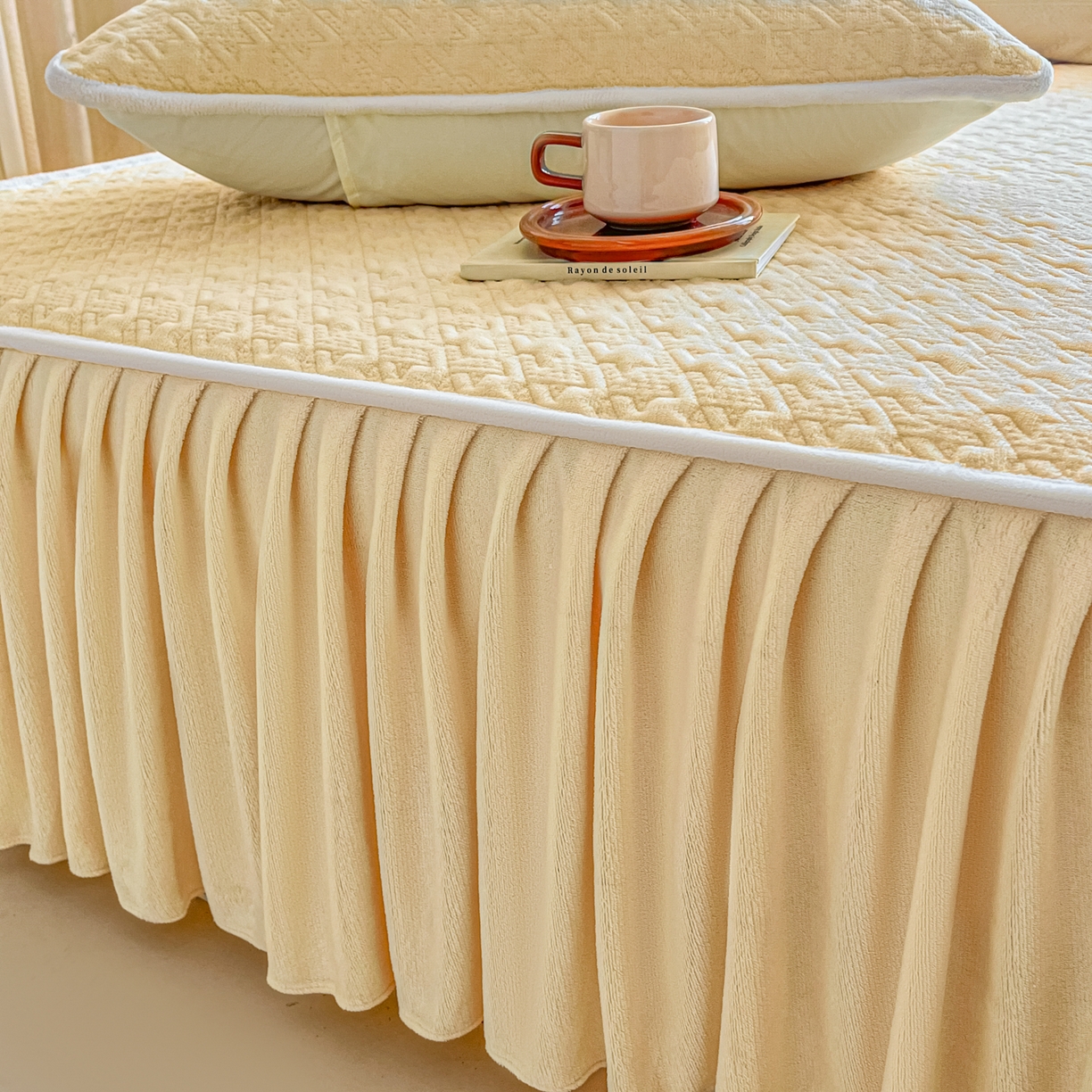 91家纺网 家纺一手货源 找家纺 卡伦家纺 2025新款抗菌雕花牛奶绒千鸟格夹棉床裙系列 千鸟格床笠-黄