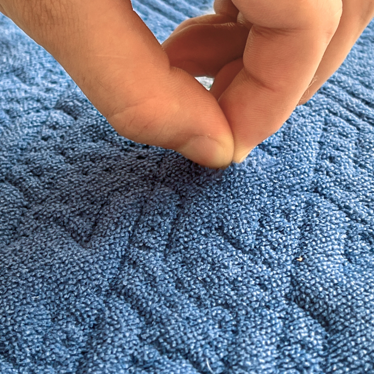 91家纺网 家纺一手货源 找家纺 卡伦家纺 2025新款抗菌雕花牛奶绒千鸟格夹棉床裙系列 千鸟格床笠-蓝