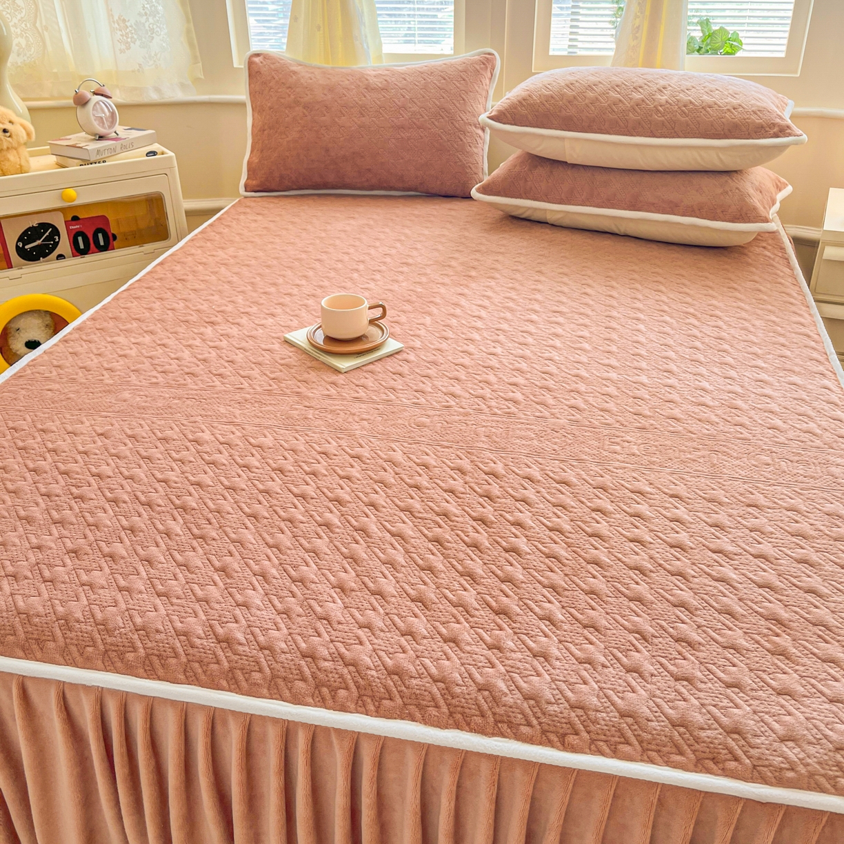 91家纺网 家纺一手货源 找家纺 卡伦家纺 2025新款抗菌雕花牛奶绒千鸟格夹棉床裙系列 千鸟格床笠-暖橙