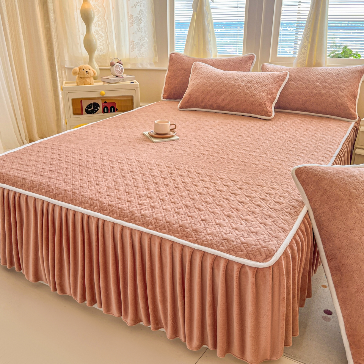 91家纺网 家纺一手货源 找家纺 卡伦家纺 2025新款抗菌雕花牛奶绒千鸟格夹棉床裙系列 千鸟格床笠-暖橙