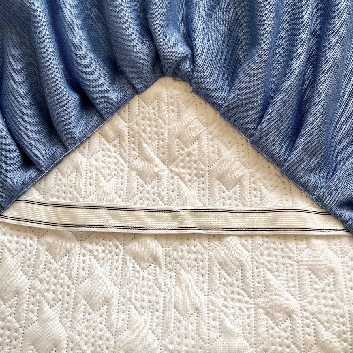 91家纺网 家纺一手货源 找家纺 卡伦家纺 2025新款抗菌雕花牛奶绒千鸟格夹棉床裙系列 千鸟格床笠-蓝