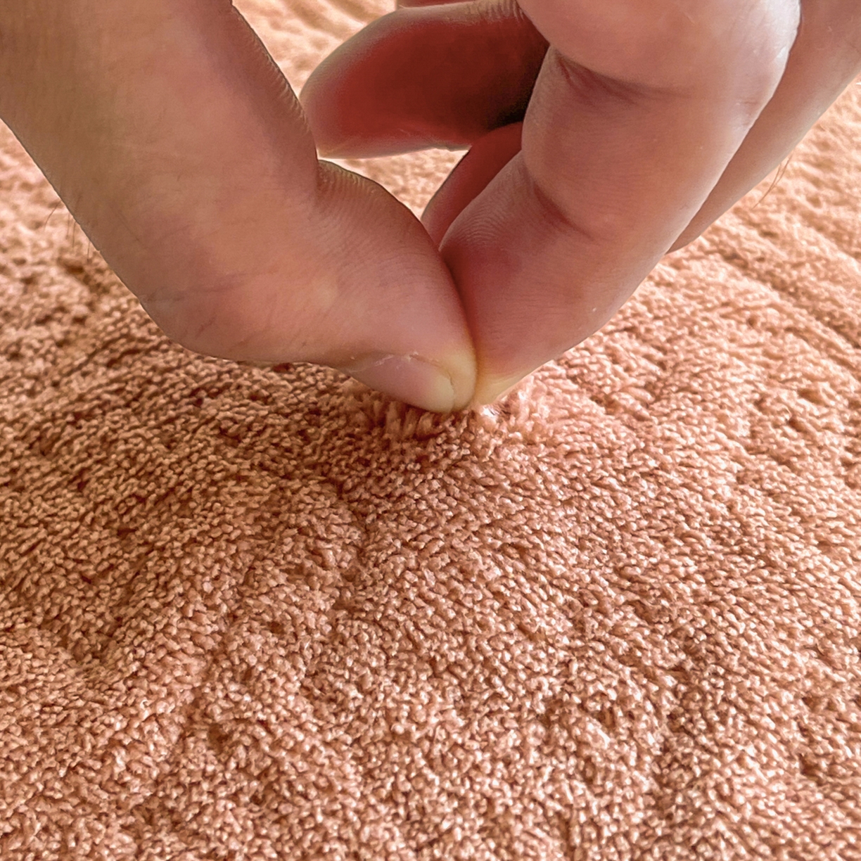 91家纺网 家纺一手货源 找家纺 卡伦家纺 2025新款抗菌雕花牛奶绒千鸟格夹棉床裙系列 千鸟格床笠-暖橙