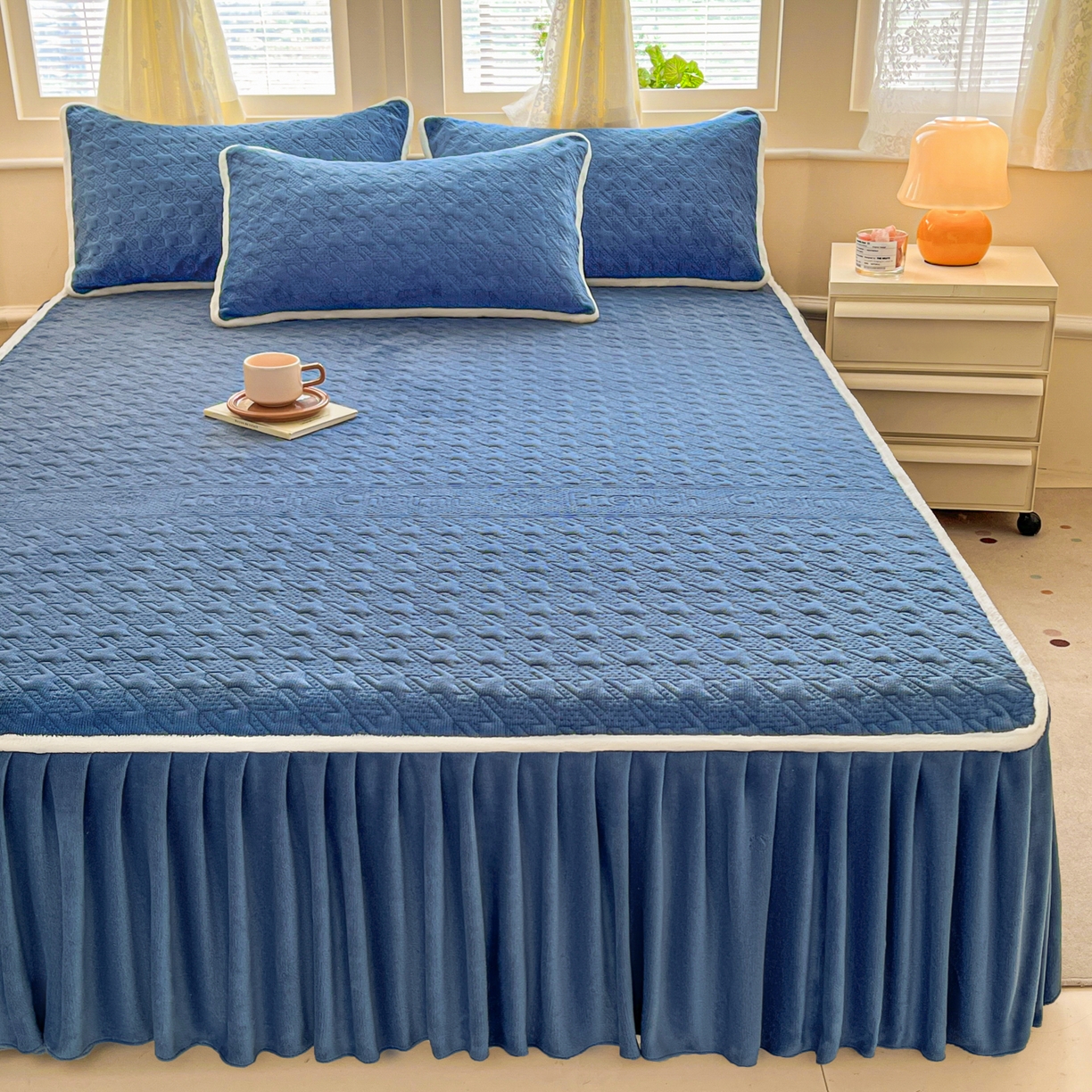 91家纺网 家纺一手货源 找家纺 卡伦家纺 2025新款抗菌雕花牛奶绒千鸟格夹棉床裙系列 千鸟格床笠-蓝