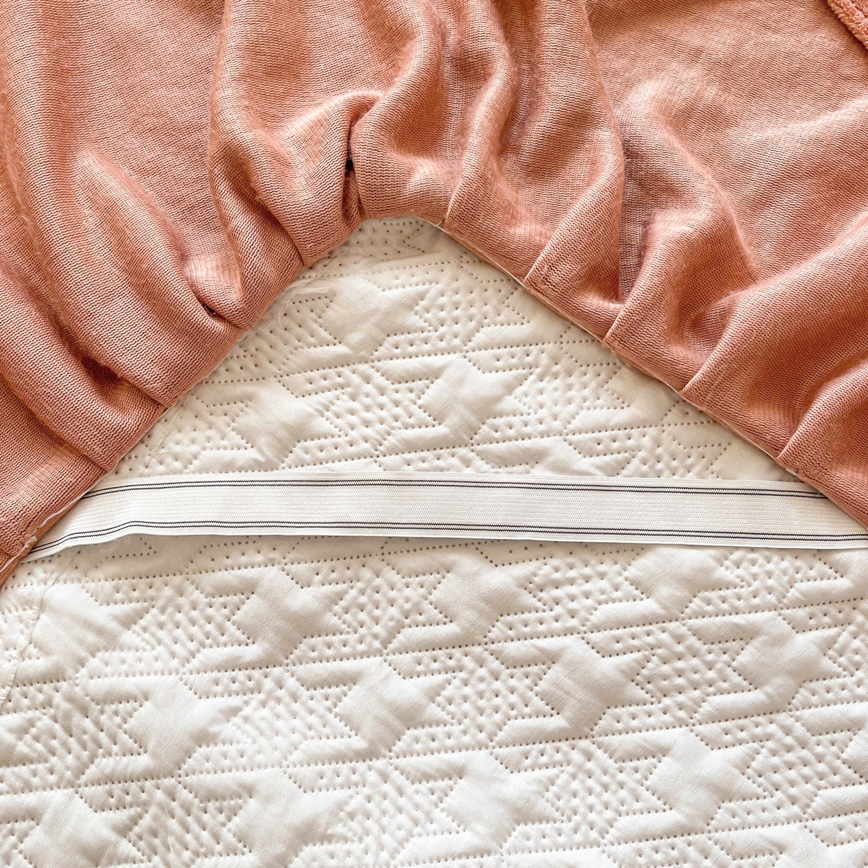 91家纺网 家纺一手货源 找家纺 卡伦家纺 2025新款抗菌雕花牛奶绒千鸟格夹棉床裙系列 千鸟格床笠-暖橙