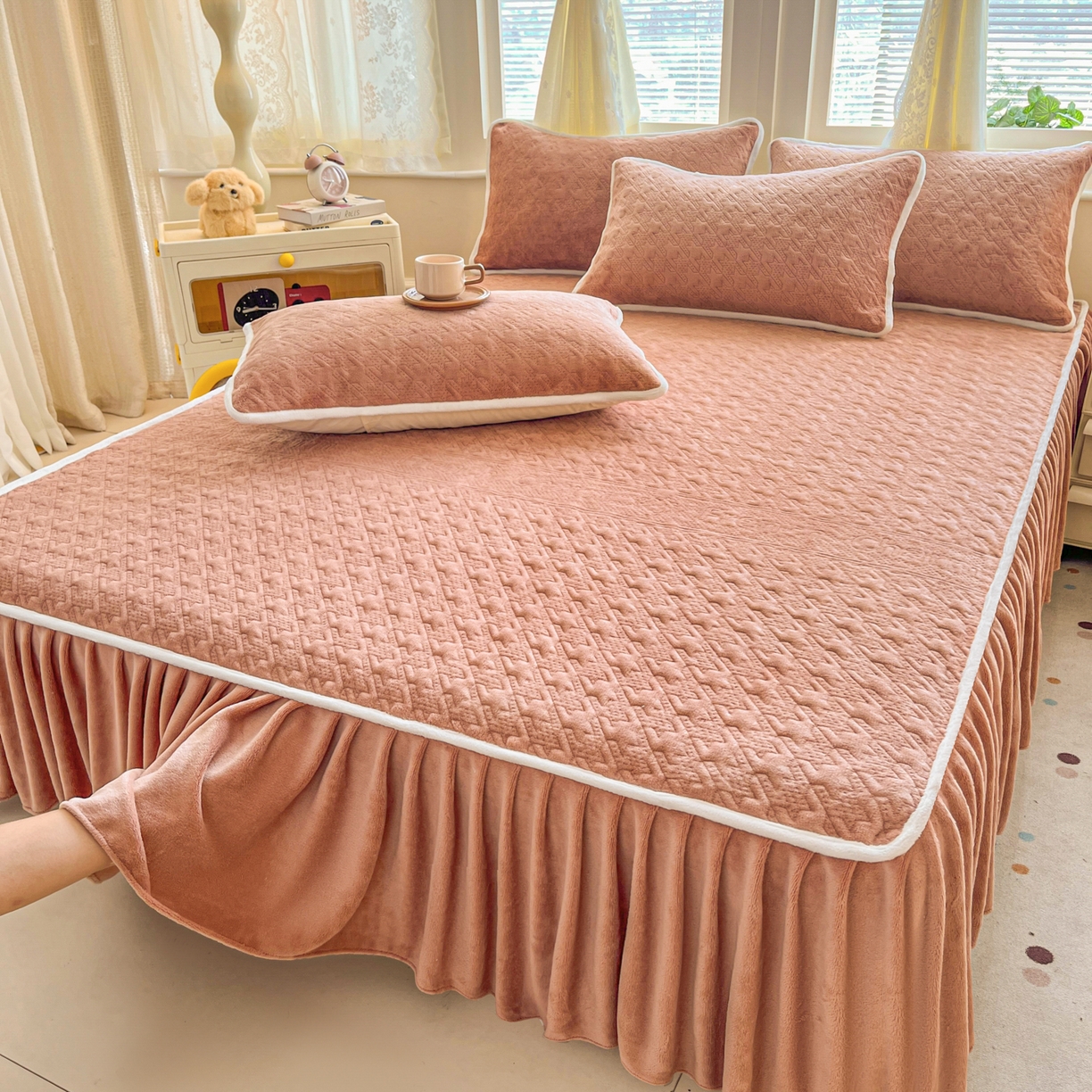 91家纺网 家纺一手货源 找家纺 卡伦家纺 2025新款抗菌雕花牛奶绒千鸟格夹棉床裙系列 千鸟格床笠-暖橙