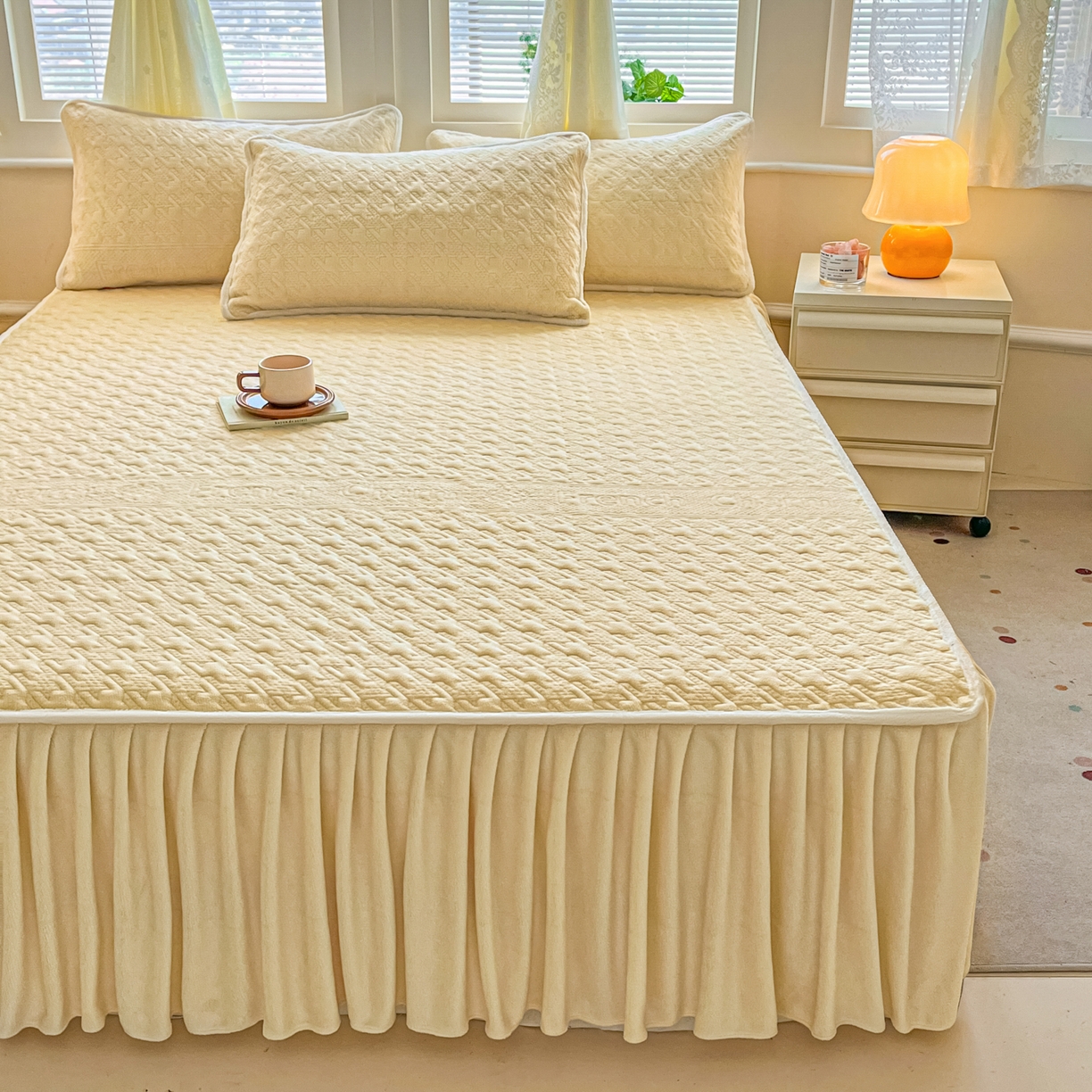 91家纺网 家纺一手货源 找家纺 卡伦家纺 2025新款抗菌雕花牛奶绒千鸟格夹棉床裙系列 千鸟格床笠-黄