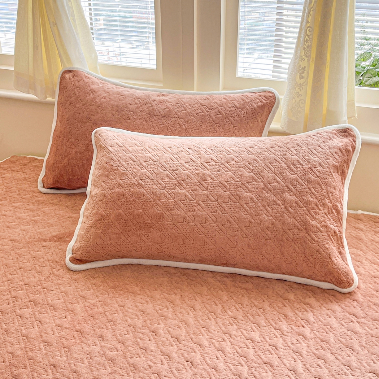 91家纺网 家纺一手货源 找家纺 卡伦家纺 2025新款抗菌雕花牛奶绒千鸟格夹棉床裙系列 千鸟格床笠-暖橙