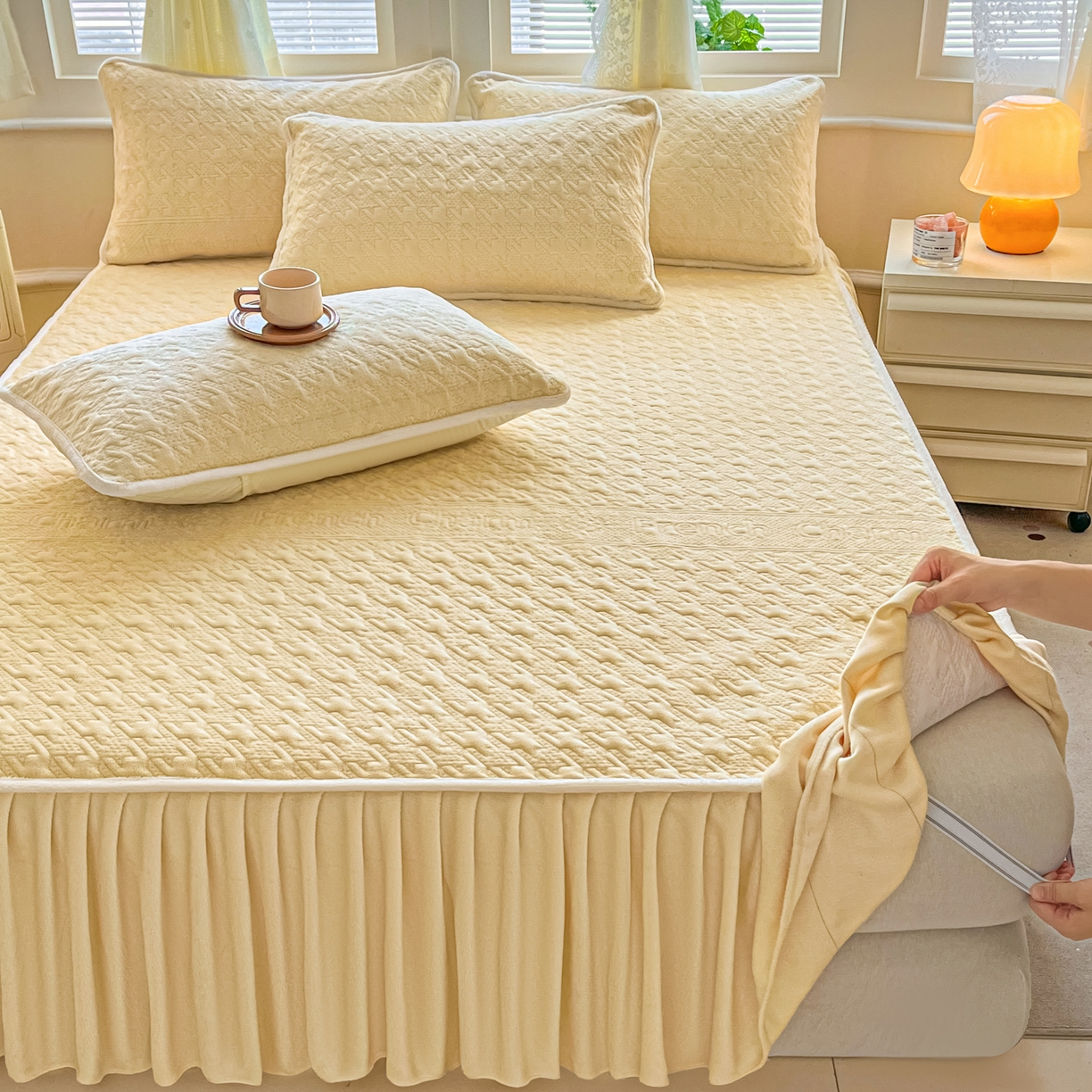 91家纺网 家纺一手货源 找家纺 卡伦家纺 2025新款抗菌雕花牛奶绒千鸟格夹棉床裙系列 千鸟格床笠-黄