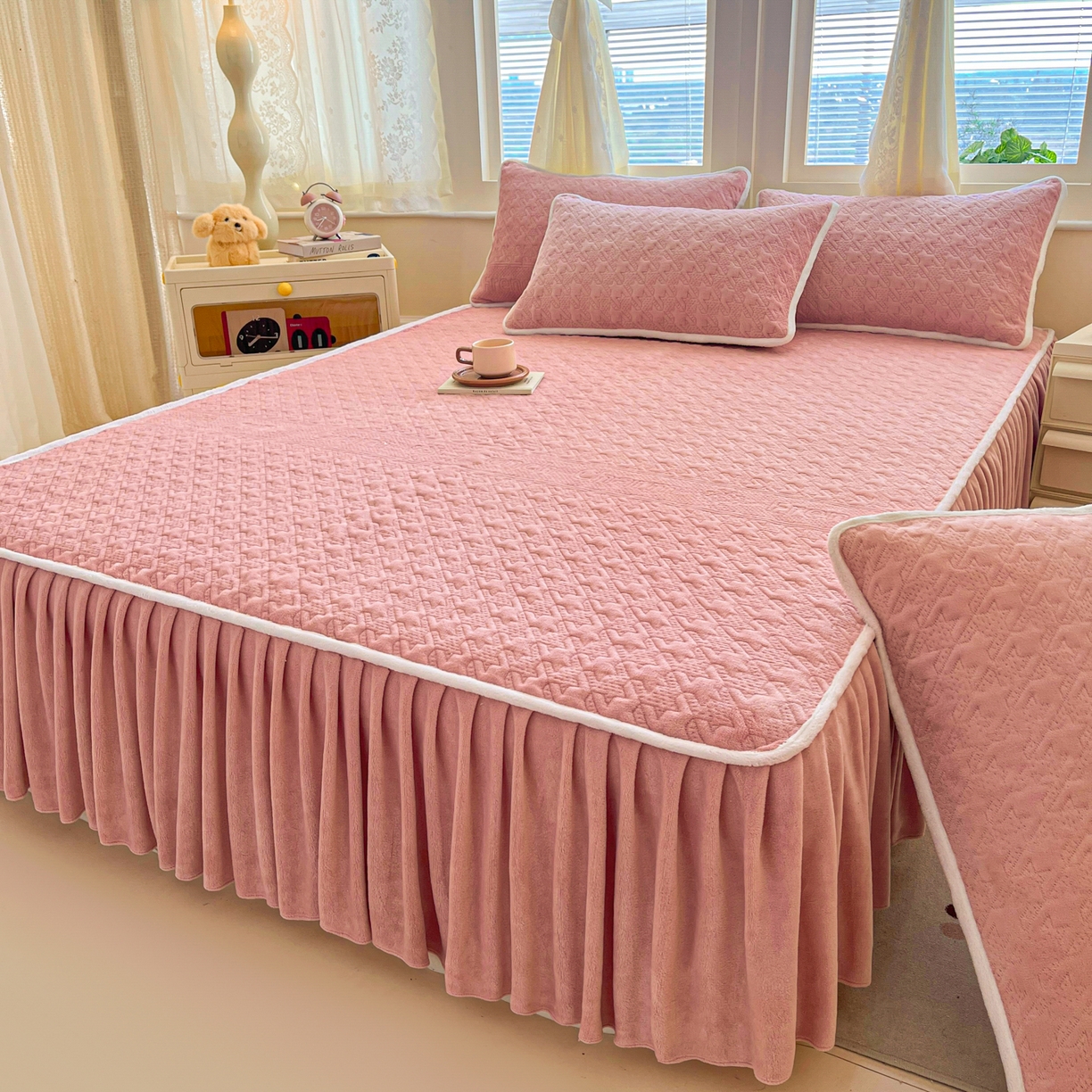 91家纺网 家纺一手货源 找家纺 卡伦家纺 2025新款抗菌雕花牛奶绒千鸟格夹棉床裙系列 千鸟格床笠-粉