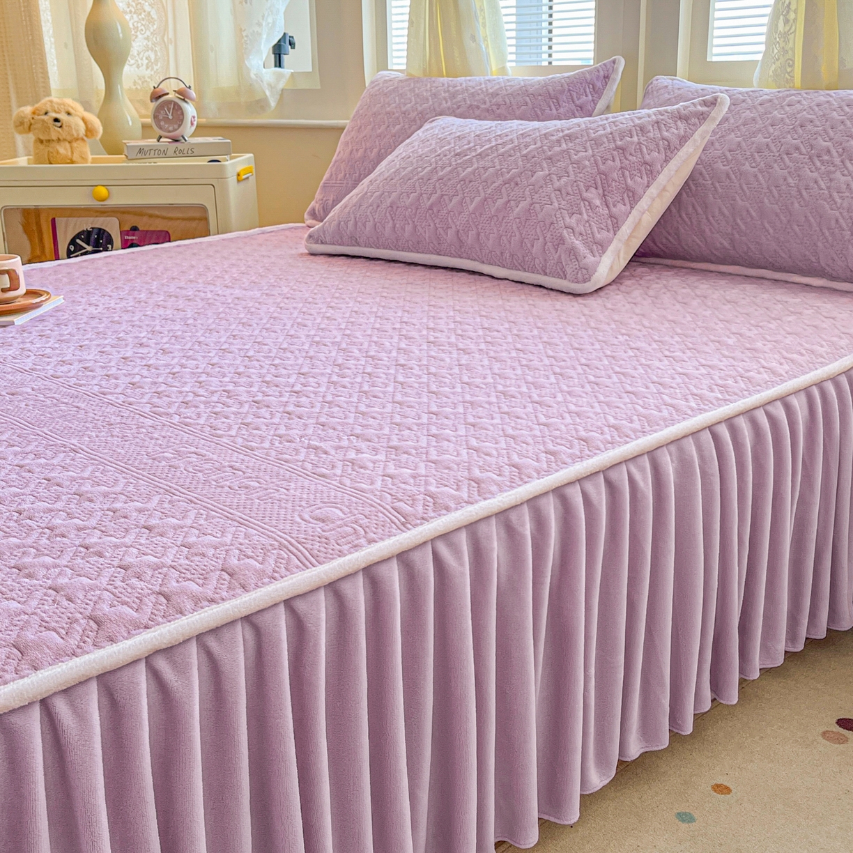 91家纺网 家纺一手货源 找家纺 卡伦家纺 2025新款抗菌雕花牛奶绒千鸟格夹棉床裙系列 千鸟格床笠-紫