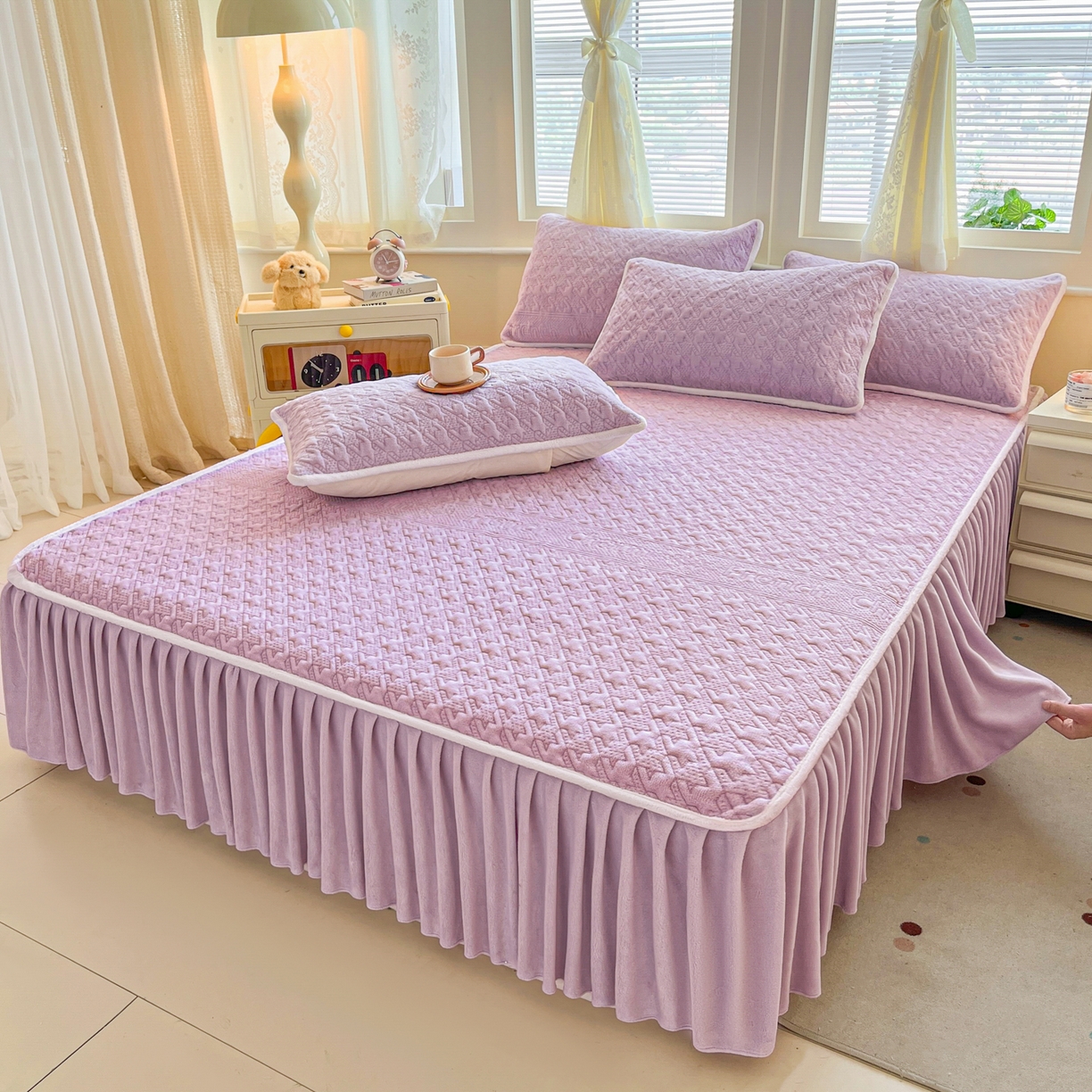 91家纺网 家纺一手货源 找家纺 卡伦家纺 2025新款抗菌雕花牛奶绒千鸟格夹棉床裙系列 千鸟格床笠-紫