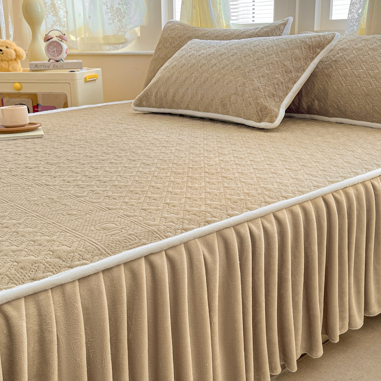 91家纺网 家纺一手货源 找家纺 卡伦家纺 2025新款抗菌雕花牛奶绒千鸟格夹棉床裙系列 千鸟格床笠-咖