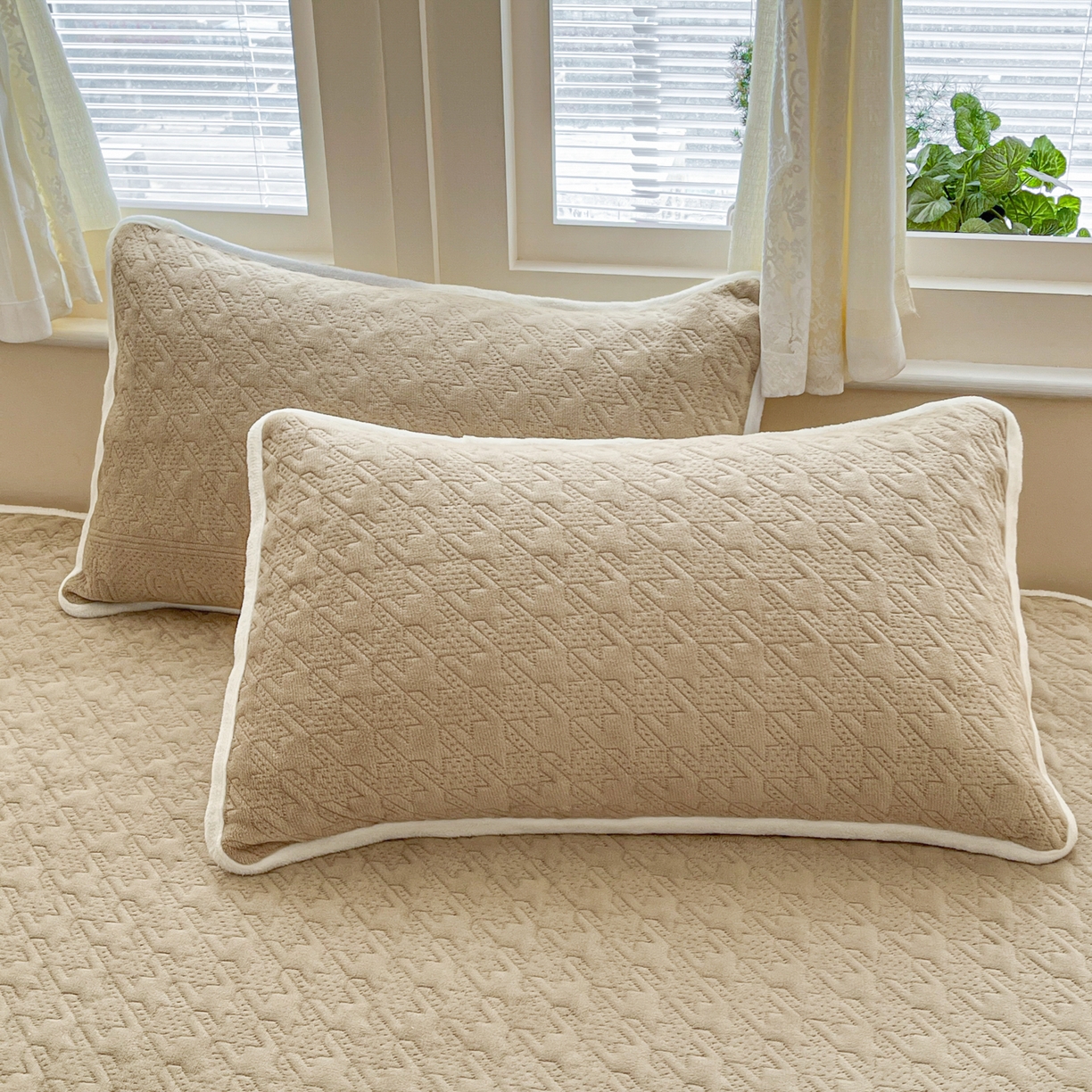 91家纺网 家纺一手货源 找家纺 卡伦家纺 2025新款抗菌雕花牛奶绒千鸟格夹棉床裙系列 千鸟格床笠-咖