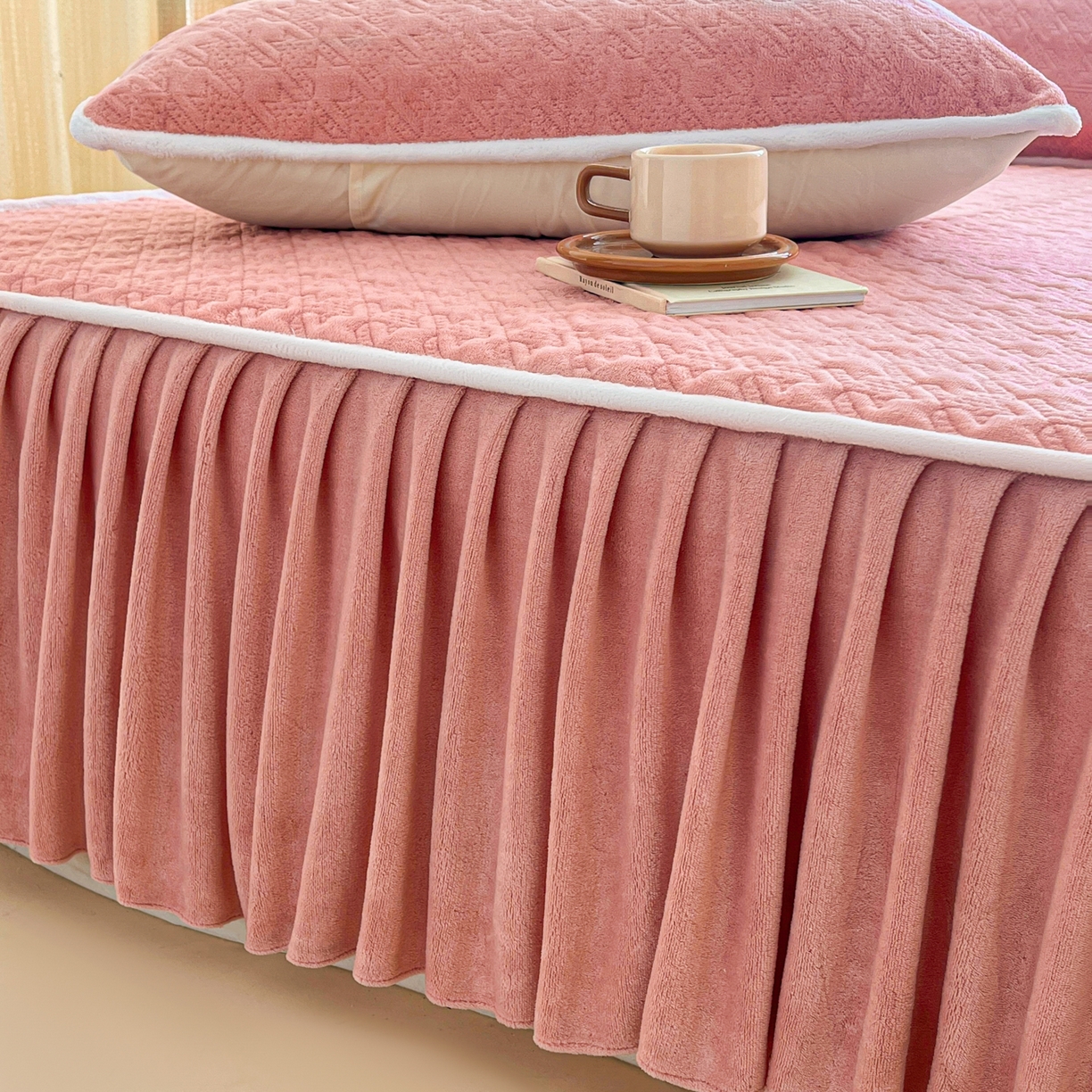 91家纺网 家纺一手货源 找家纺 卡伦家纺 2025新款抗菌雕花牛奶绒千鸟格夹棉床裙系列 千鸟格床笠-粉