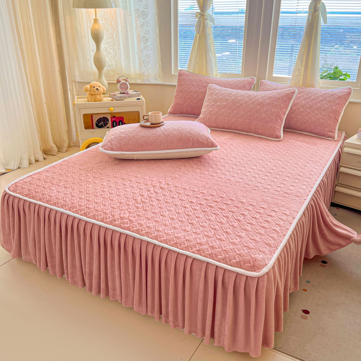 91家纺网 家纺一手货源 找家纺 卡伦家纺 2025新款抗菌雕花牛奶绒千鸟格夹棉床裙系列 千鸟格床笠-粉