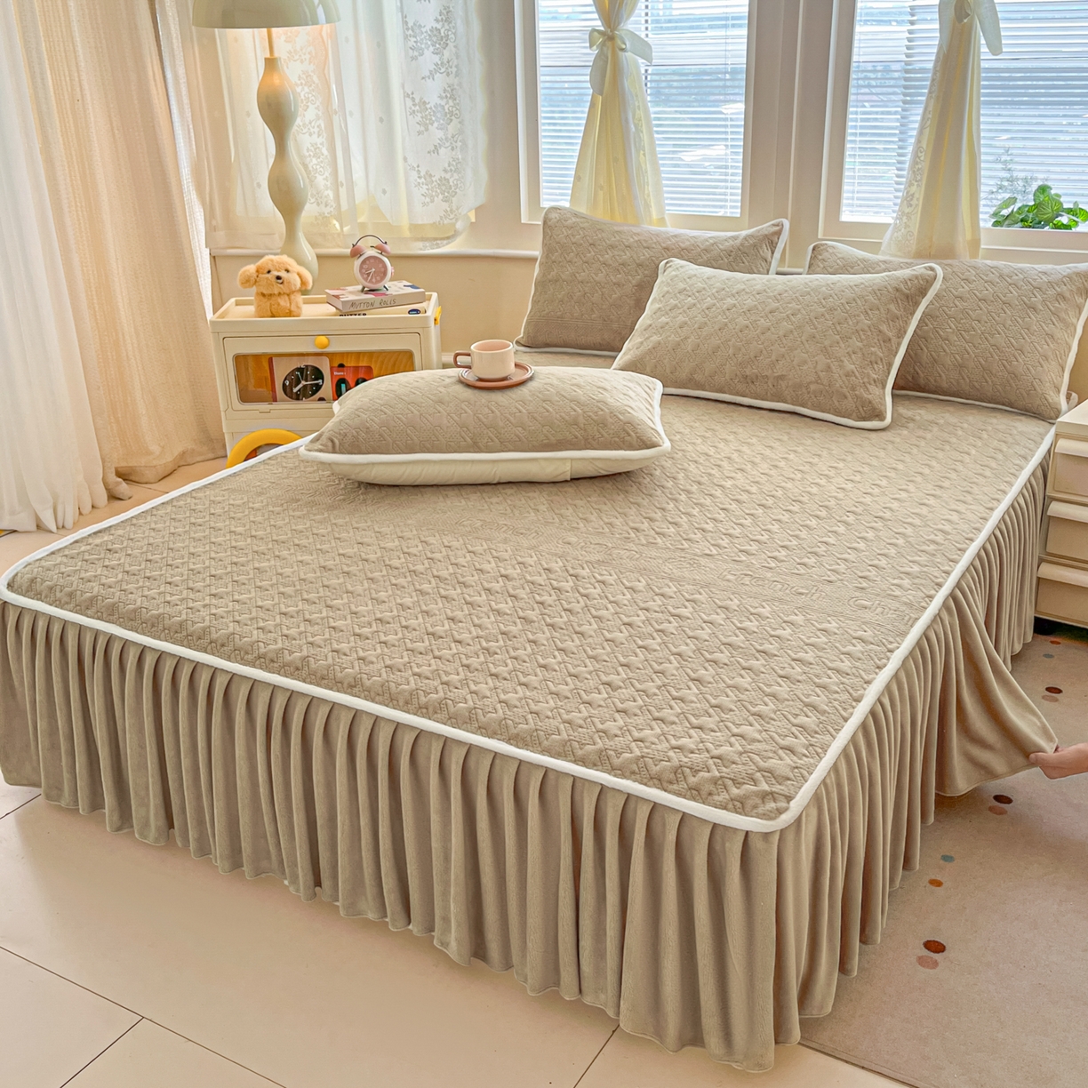 91家纺网 家纺一手货源 找家纺 卡伦家纺 2025新款抗菌雕花牛奶绒千鸟格夹棉床裙系列 千鸟格床笠-咖