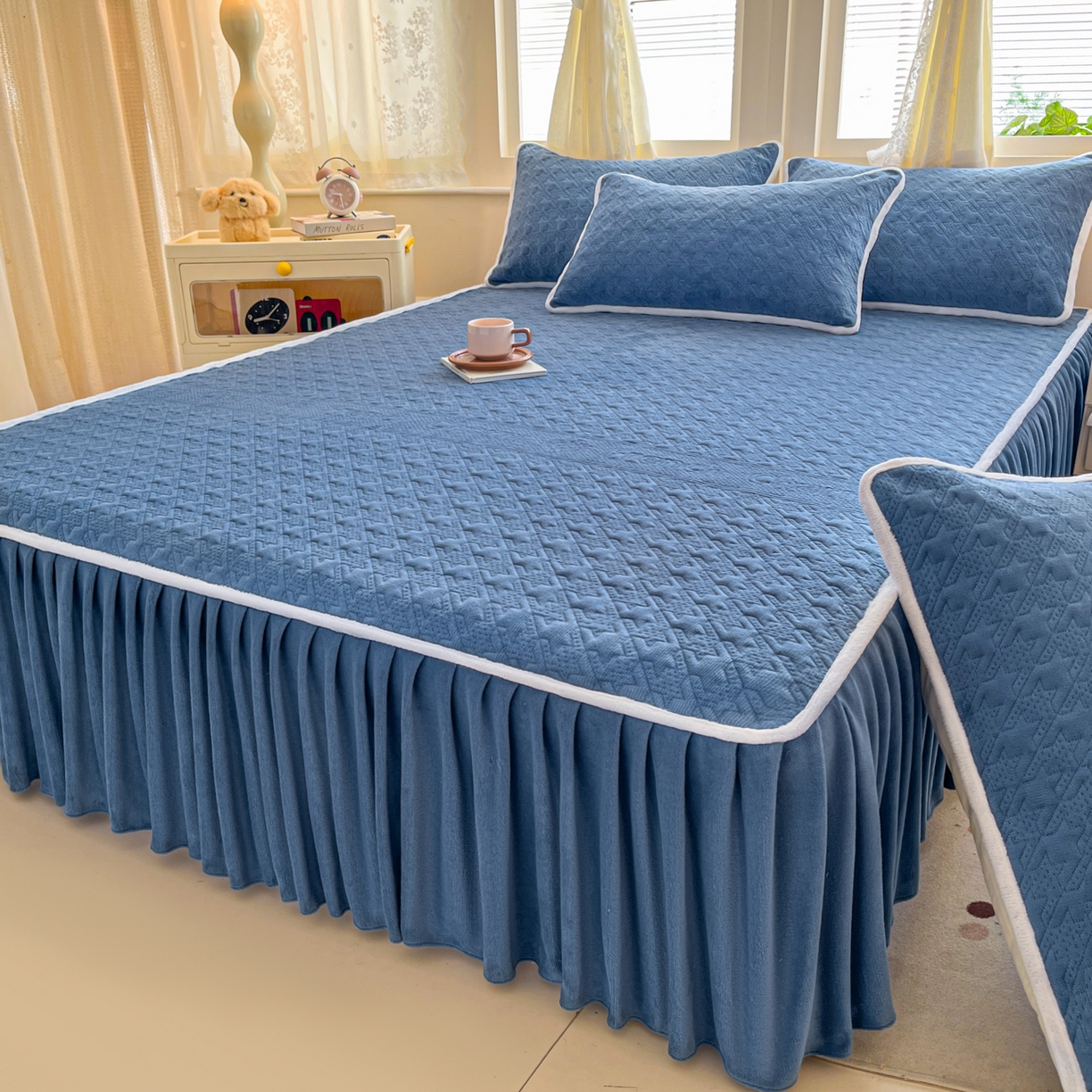 91家纺网 家纺一手货源 找家纺 卡伦家纺 2025新款抗菌雕花牛奶绒千鸟格夹棉床裙系列 千鸟格床笠-蓝