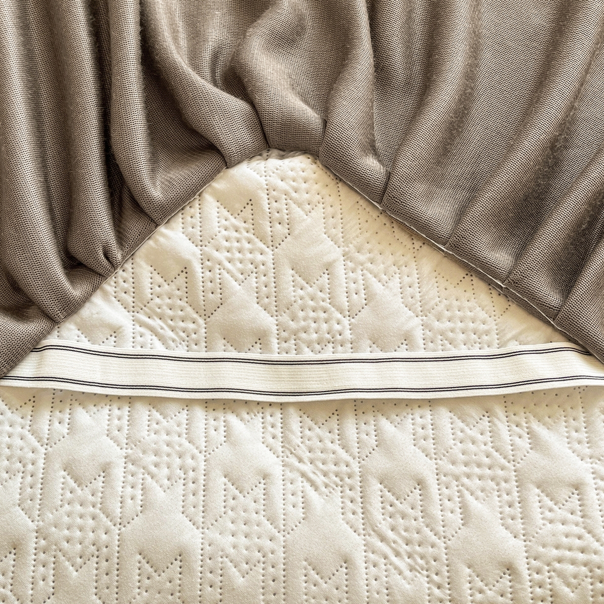 91家纺网 家纺一手货源 找家纺 卡伦家纺 2025新款抗菌雕花牛奶绒千鸟格夹棉床裙系列 千鸟格床笠-淡灰