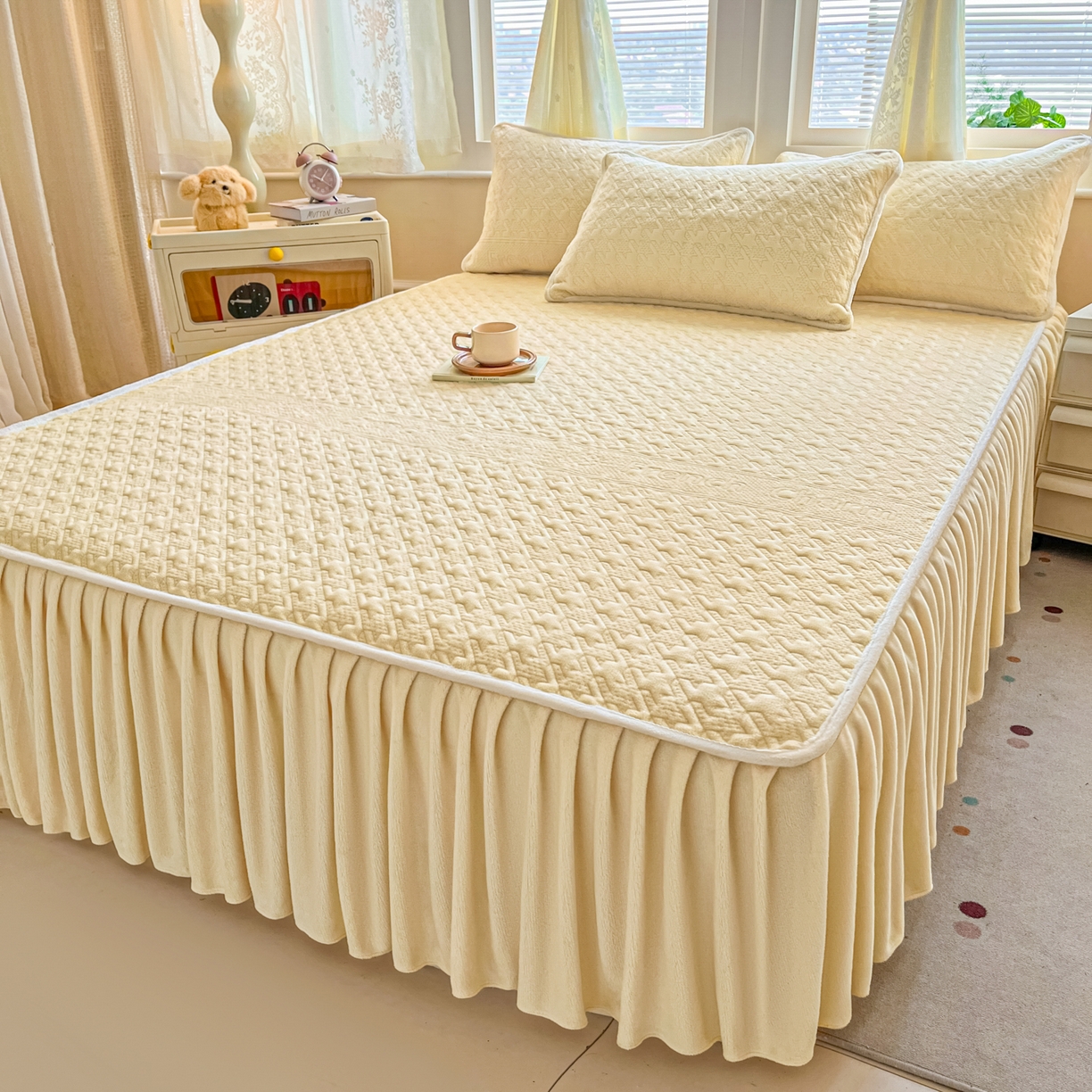 91家纺网 家纺一手货源 找家纺 卡伦家纺 2025新款抗菌雕花牛奶绒千鸟格夹棉床裙系列 千鸟格床笠-黄