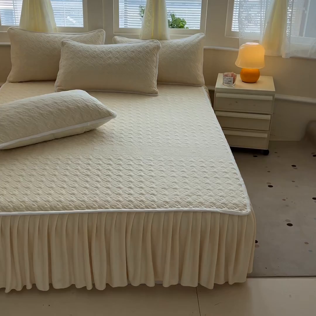 91家纺网 家纺一手货源 找家纺 卡伦家纺 2025新款抗菌雕花牛奶绒千鸟格夹棉床裙系列 千鸟格床笠-黄