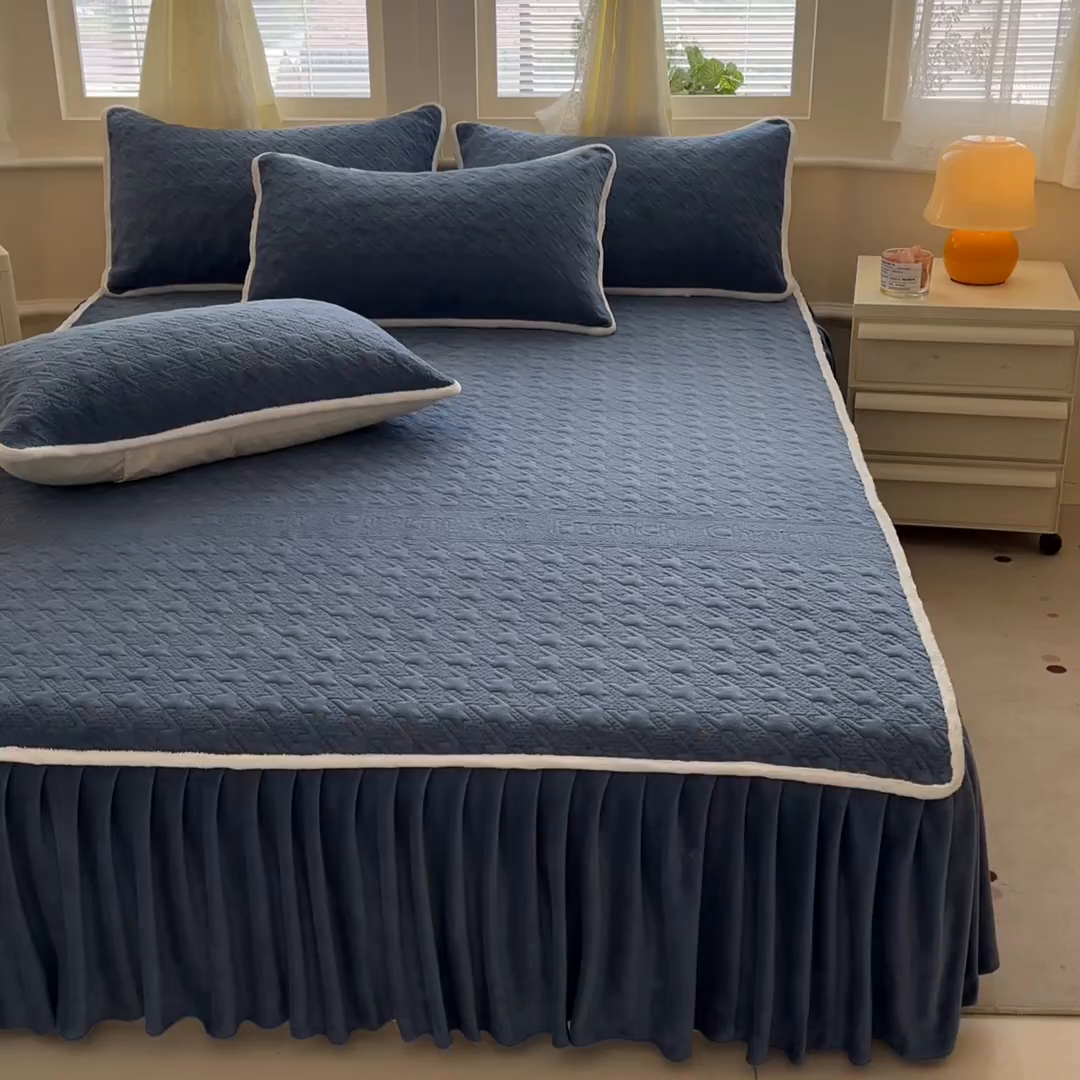 91家纺网 家纺一手货源 找家纺 卡伦家纺 2025新款抗菌雕花牛奶绒千鸟格夹棉床裙系列 千鸟格床笠-蓝