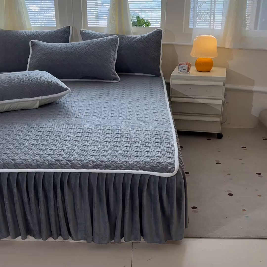 91家纺网 家纺一手货源 找家纺 卡伦家纺 2025新款抗菌雕花牛奶绒千鸟格夹棉床裙系列 千鸟格床笠-灰