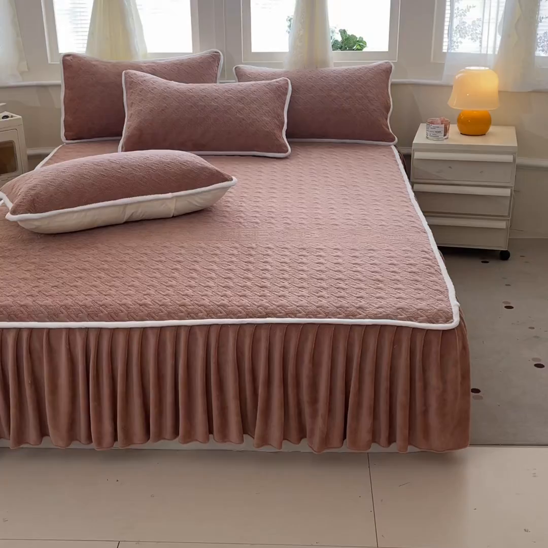 91家纺网 家纺一手货源 找家纺 卡伦家纺 2025新款抗菌雕花牛奶绒千鸟格夹棉床裙系列 千鸟格床笠-粉