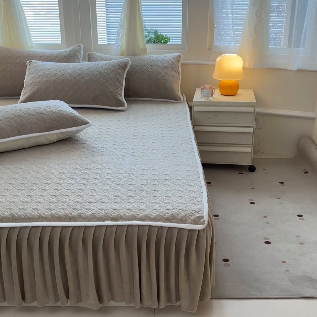 91家纺网 家纺一手货源 找家纺 卡伦家纺 2025新款抗菌雕花牛奶绒千鸟格夹棉床裙系列 千鸟格床笠-咖