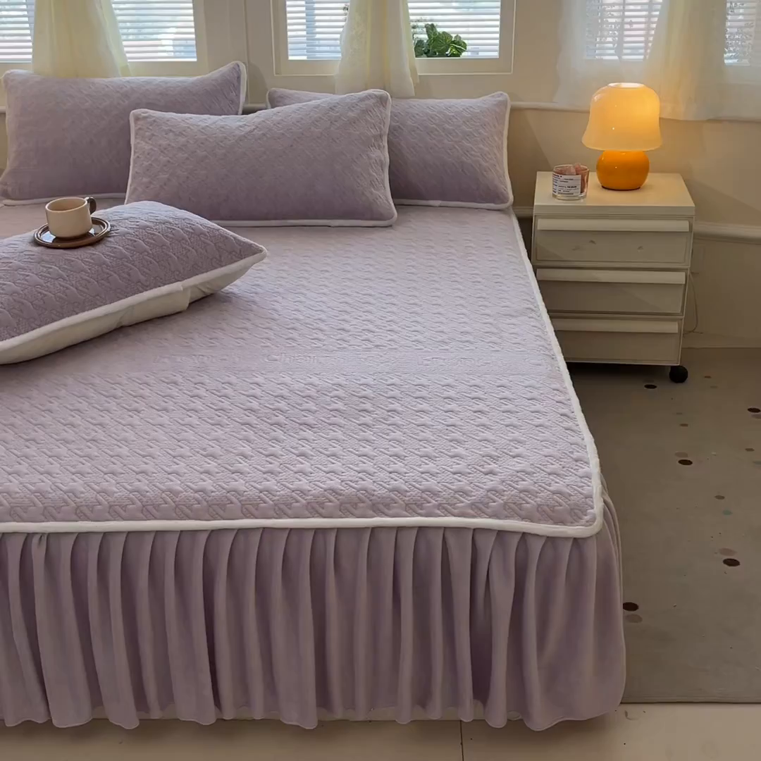 91家纺网 家纺一手货源 找家纺 卡伦家纺 2025新款抗菌雕花牛奶绒千鸟格夹棉床裙系列 千鸟格床笠-紫