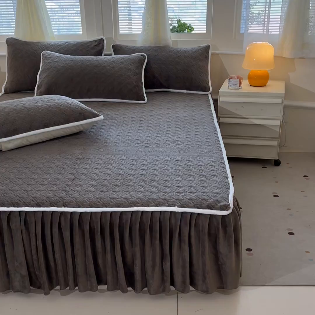 91家纺网 家纺一手货源 找家纺 卡伦家纺 2025新款抗菌雕花牛奶绒千鸟格夹棉床裙系列 千鸟格床笠-淡灰