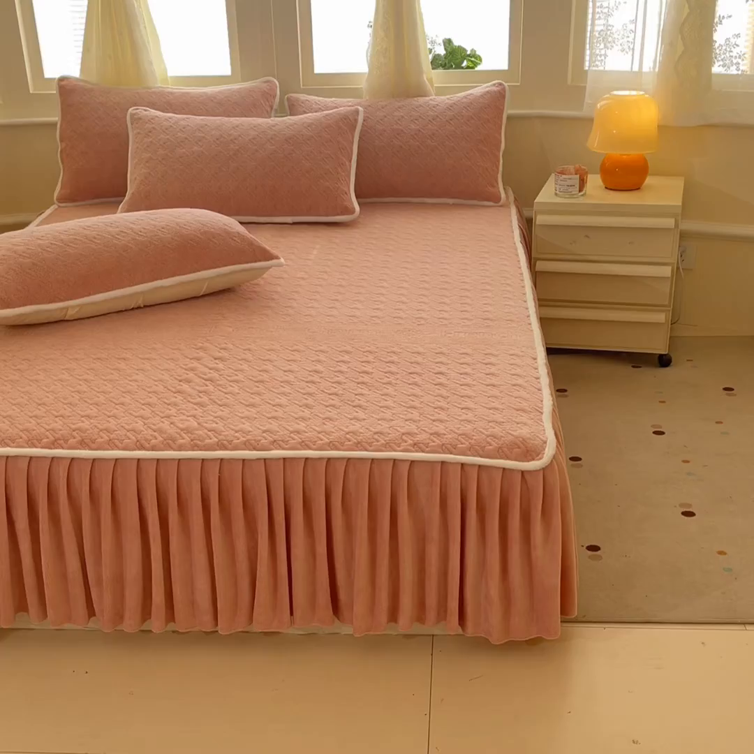 91家纺网 家纺一手货源 找家纺 卡伦家纺 2025新款抗菌雕花牛奶绒千鸟格夹棉床裙系列 千鸟格床笠-暖橙