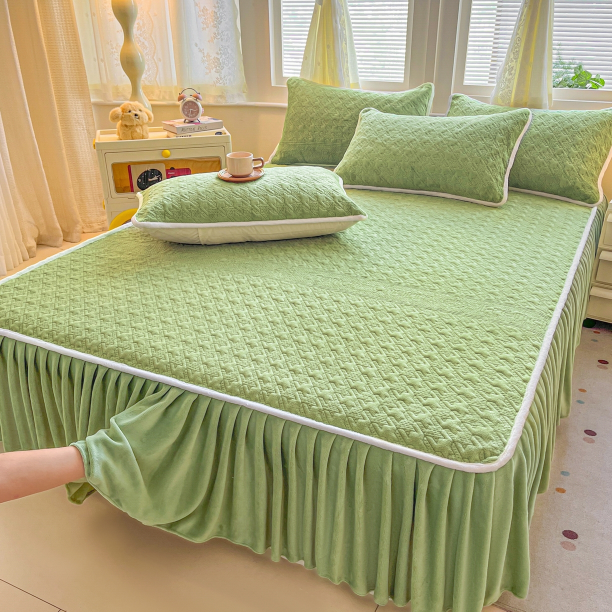 91家纺网 家纺一手货源 找家纺 卡伦家纺 2025新款抗菌雕花牛奶绒千鸟格夹棉床裙系列 千鸟格床笠-绿