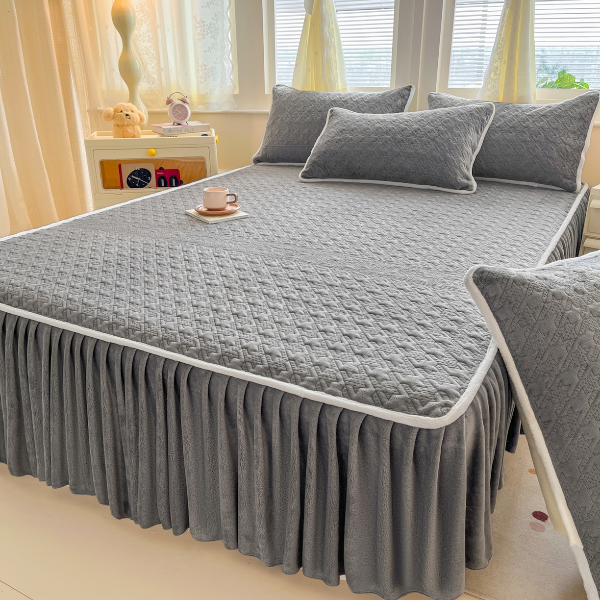 91家纺网 家纺一手货源 找家纺 卡伦家纺 2025新款抗菌雕花牛奶绒千鸟格夹棉床裙系列 千鸟格床笠-灰