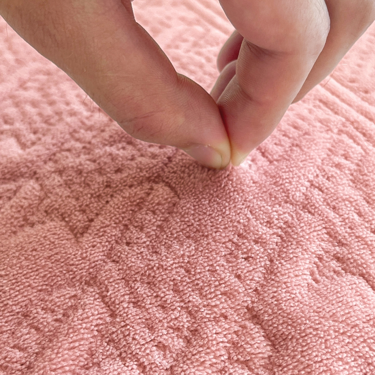 91家纺网 家纺一手货源 找家纺 卡伦家纺 2025新款抗菌雕花牛奶绒千鸟格夹棉床裙系列 千鸟格床笠-粉