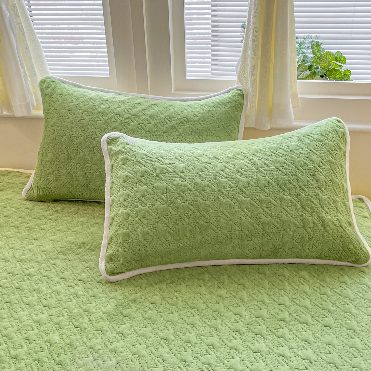 91家纺网 家纺一手货源 找家纺 卡伦家纺 2025新款抗菌雕花牛奶绒千鸟格夹棉床裙系列 千鸟格床笠-绿