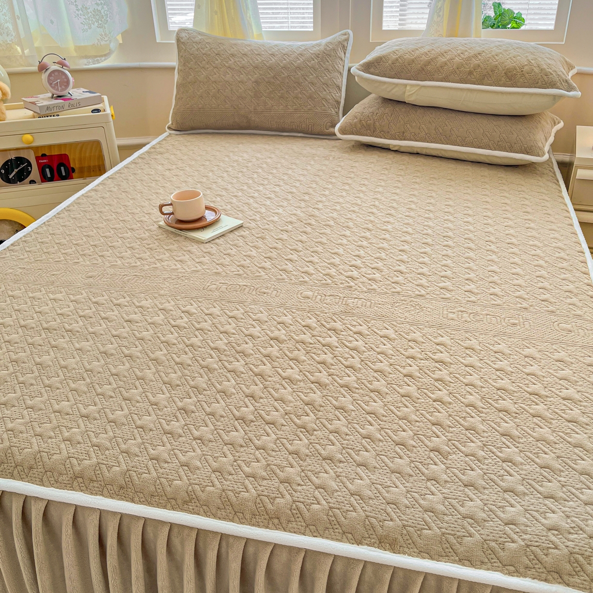 91家纺网 家纺一手货源 找家纺 卡伦家纺 2025新款抗菌雕花牛奶绒千鸟格夹棉床裙系列 千鸟格床笠-咖