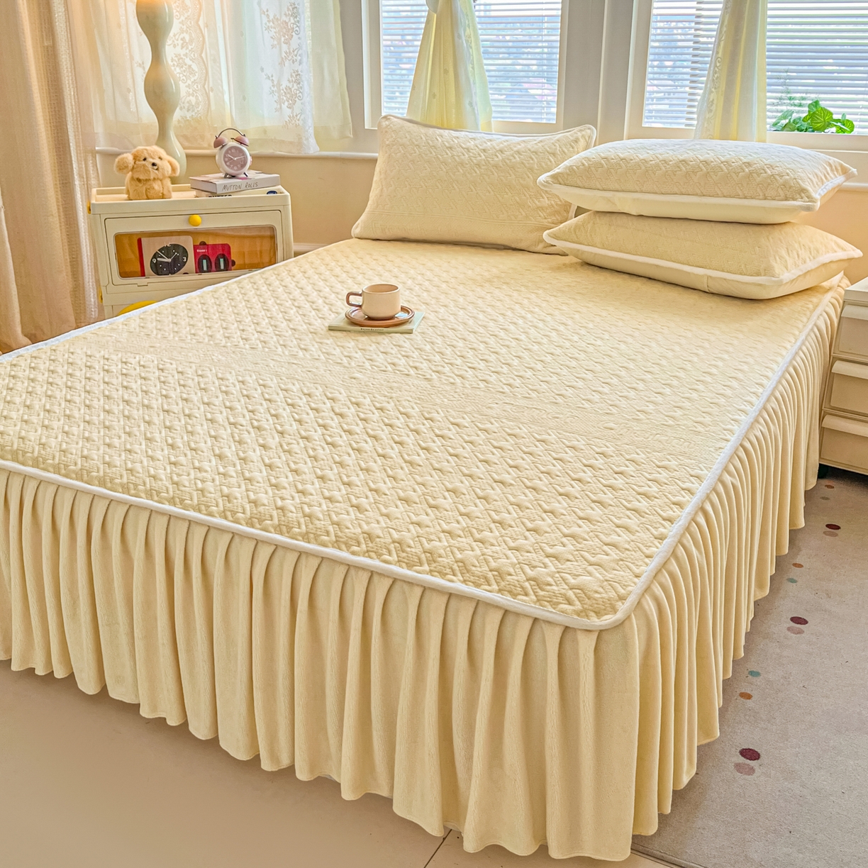 91家纺网 家纺一手货源 找家纺 卡伦家纺 2025新款抗菌雕花牛奶绒千鸟格夹棉床裙系列 千鸟格床笠-黄