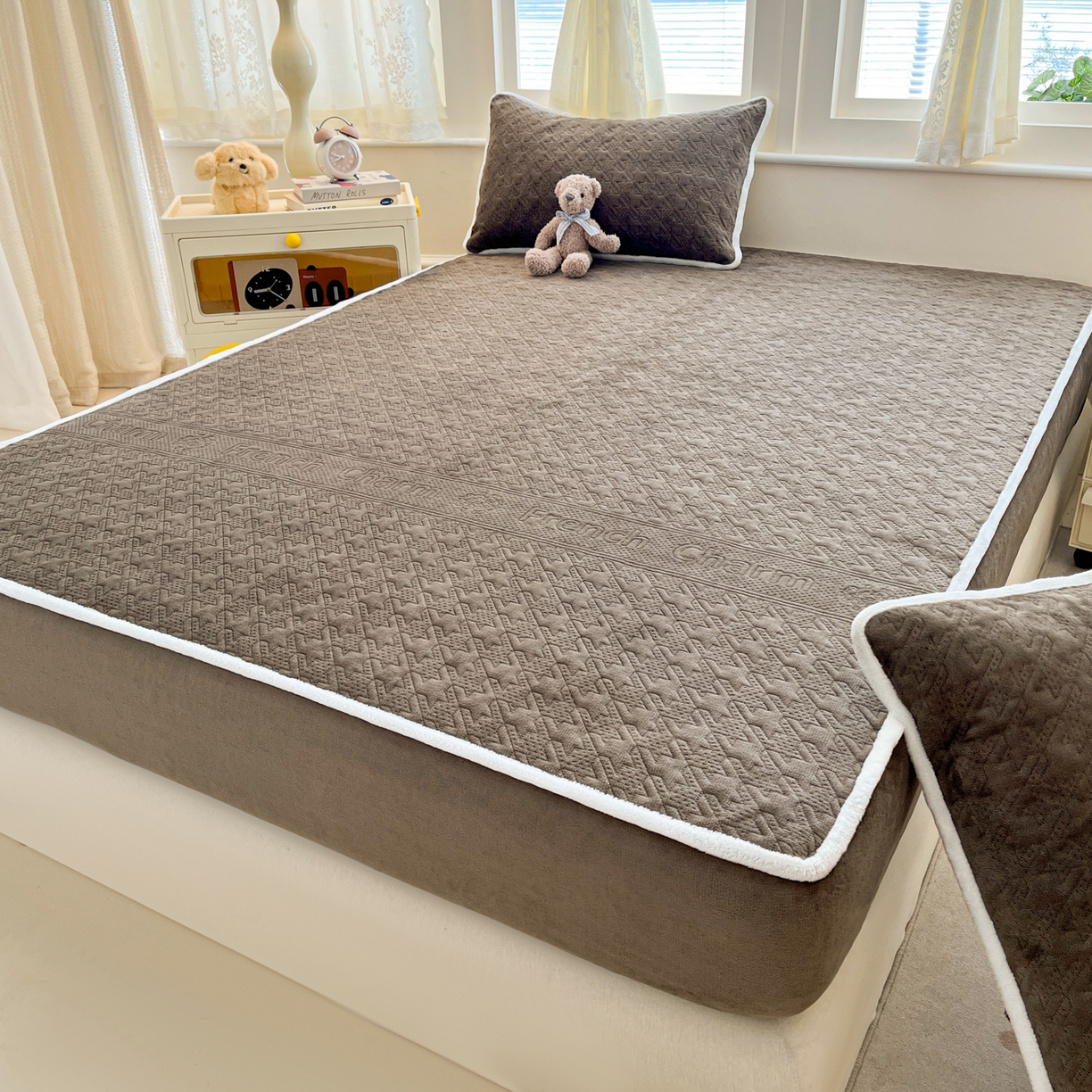 91家纺网 家纺一手货源 找家纺 卡伦家纺 2025新款抗菌雕花牛奶绒千鸟格夹棉床笠系列 千鸟格床笠-淡灰