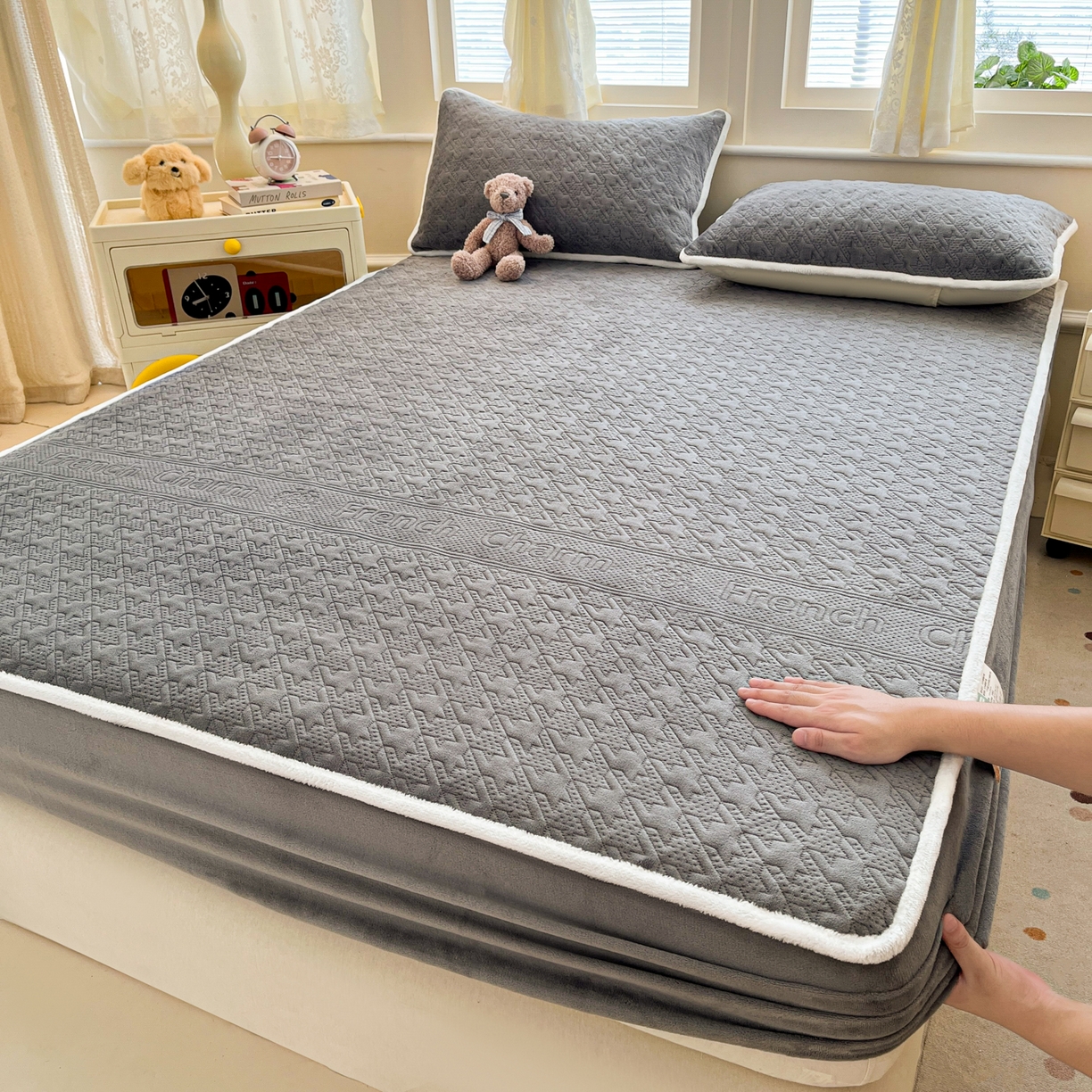 91家纺网 家纺一手货源 找家纺 卡伦家纺 2025新款抗菌雕花牛奶绒千鸟格夹棉床笠系列 千鸟格床笠-灰