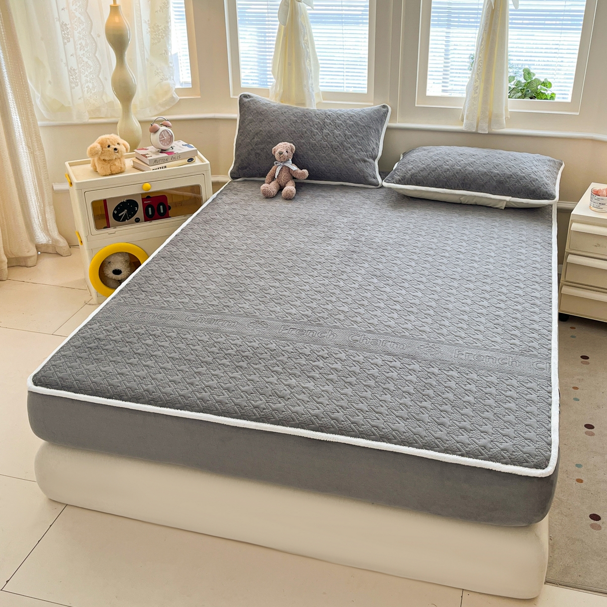 91家纺网 家纺一手货源 找家纺 卡伦家纺 2025新款抗菌雕花牛奶绒千鸟格夹棉床笠系列 千鸟格床笠-灰