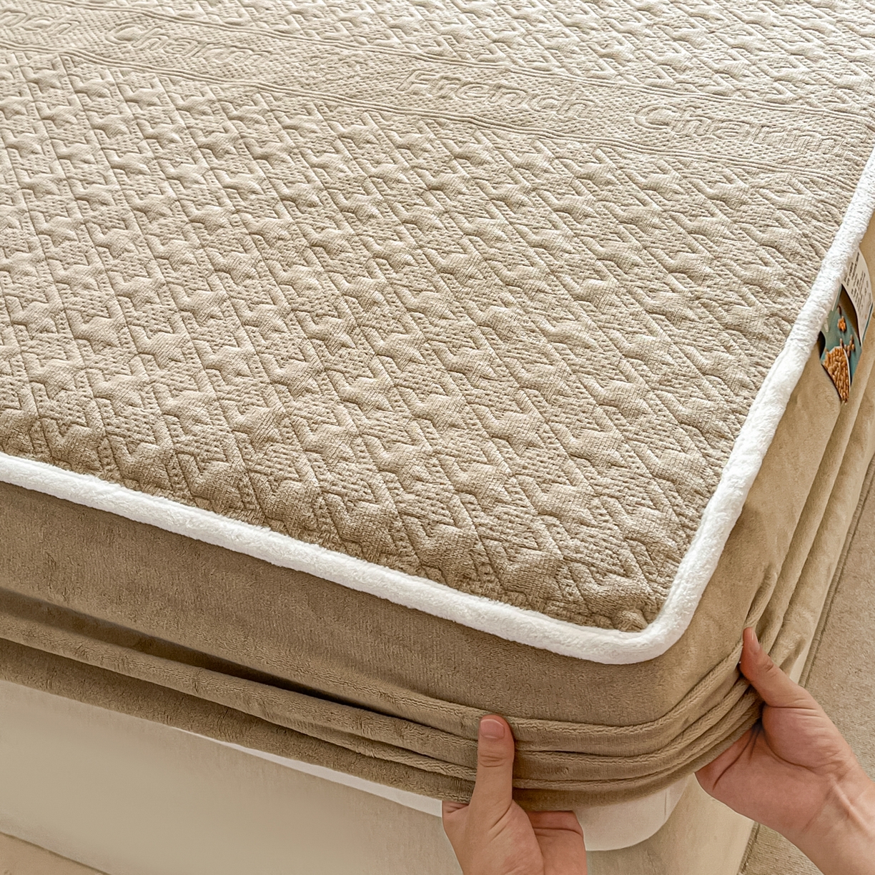 91家纺网 家纺一手货源 找家纺 卡伦家纺 2025新款抗菌雕花牛奶绒千鸟格夹棉床笠系列 千鸟格床笠-咖